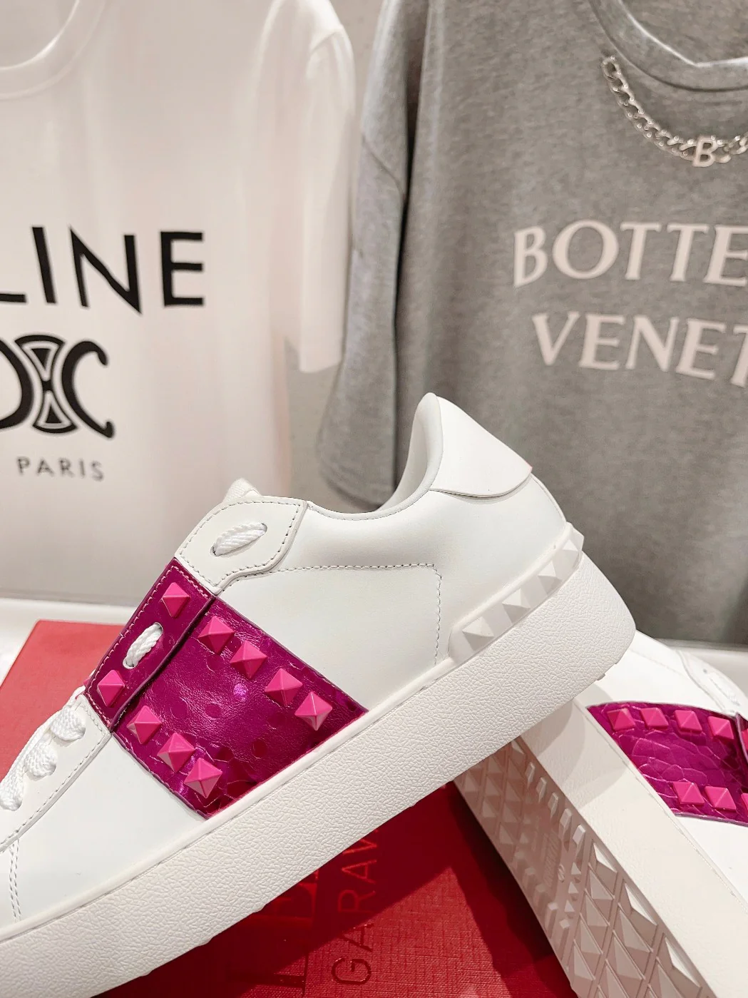 Новинка Valentino 2023 года - Белые повседневные кроссовки - Розовые