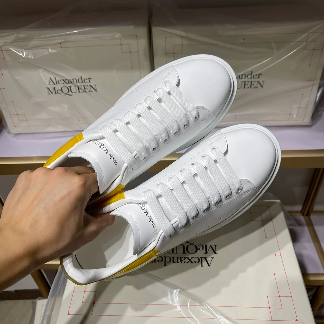 Классические белые кроссовки McQueen - унисекс - с желтой отделкой 