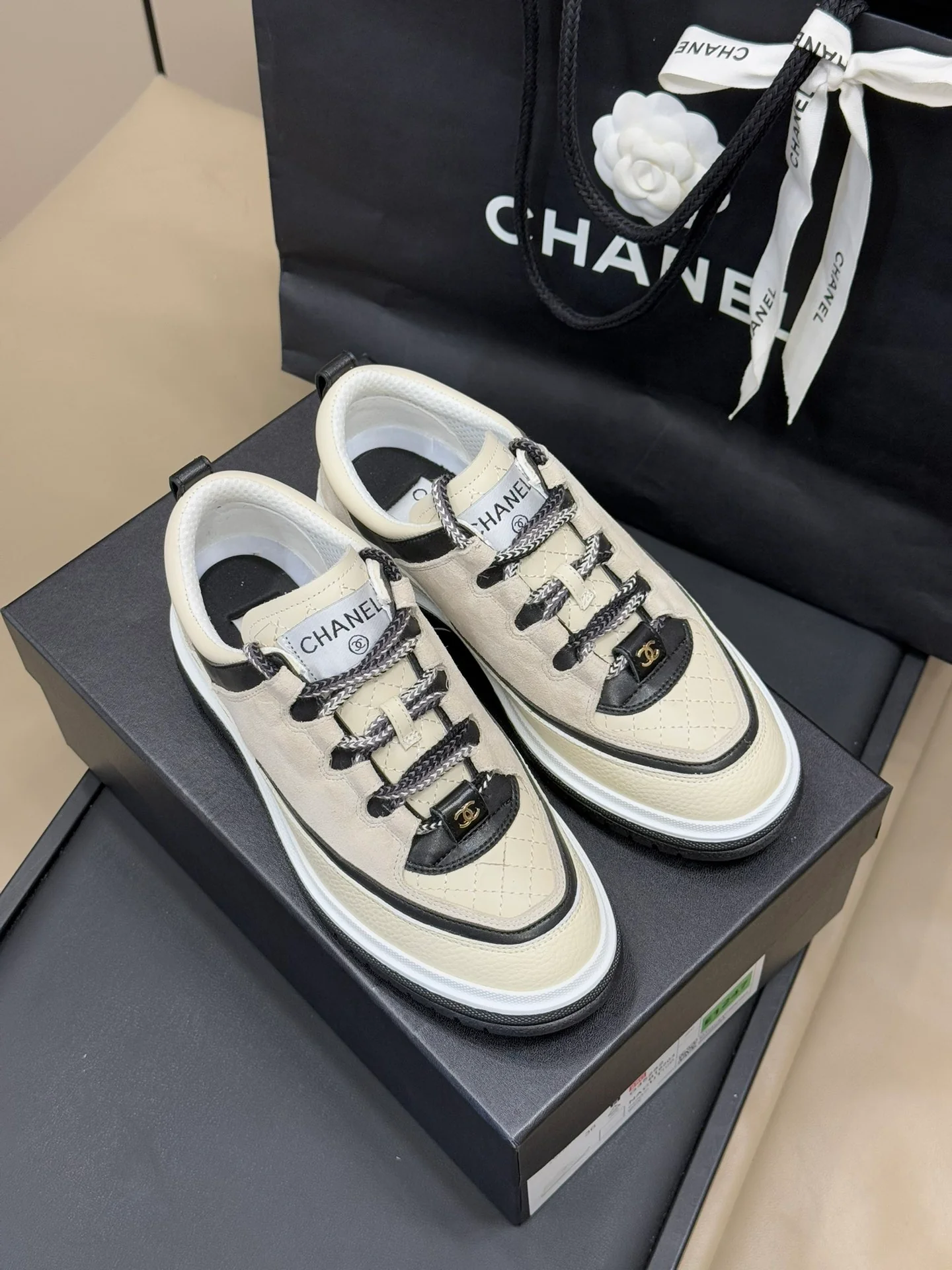 Кроссовки Chanel 2024 — цвет ?Молочный чай?