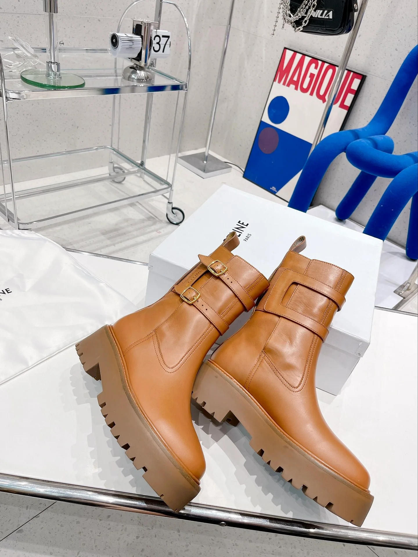 Новинка сезона осень/зима 2022 от Celine - Ботинки с одной кожаной пряжкой - 1