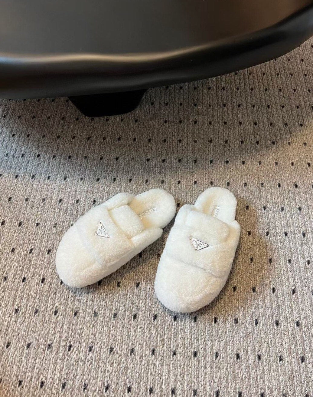 Новинка сезона осень/зима 2023 от Prada - Меховые тапочки с мягким носком - Белые