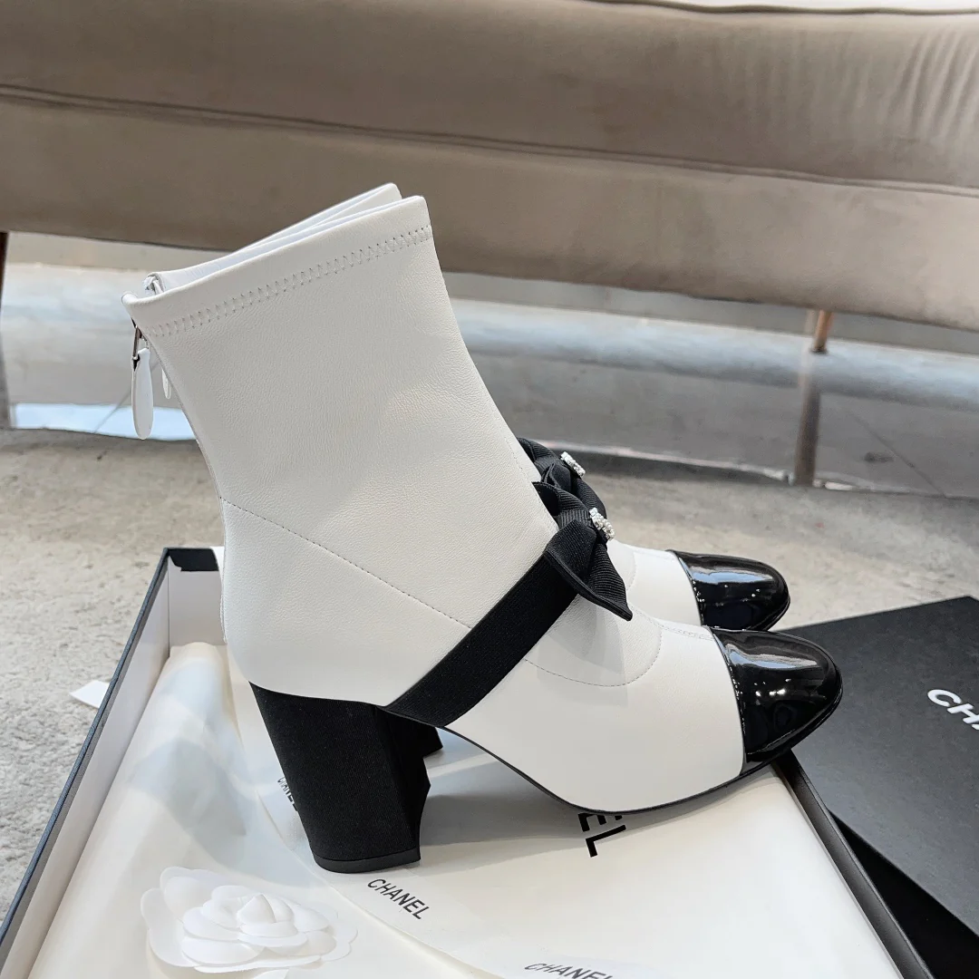 Новинка из коллекции Chanel Pre-Fall 2023 — образ с парижского подиума — ботильоны с бантом — белые.