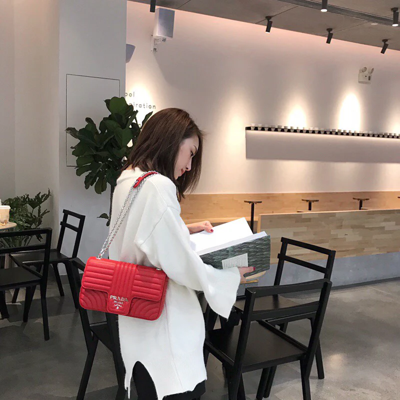 Сумка Prada Diagramme на цепочке, красная.