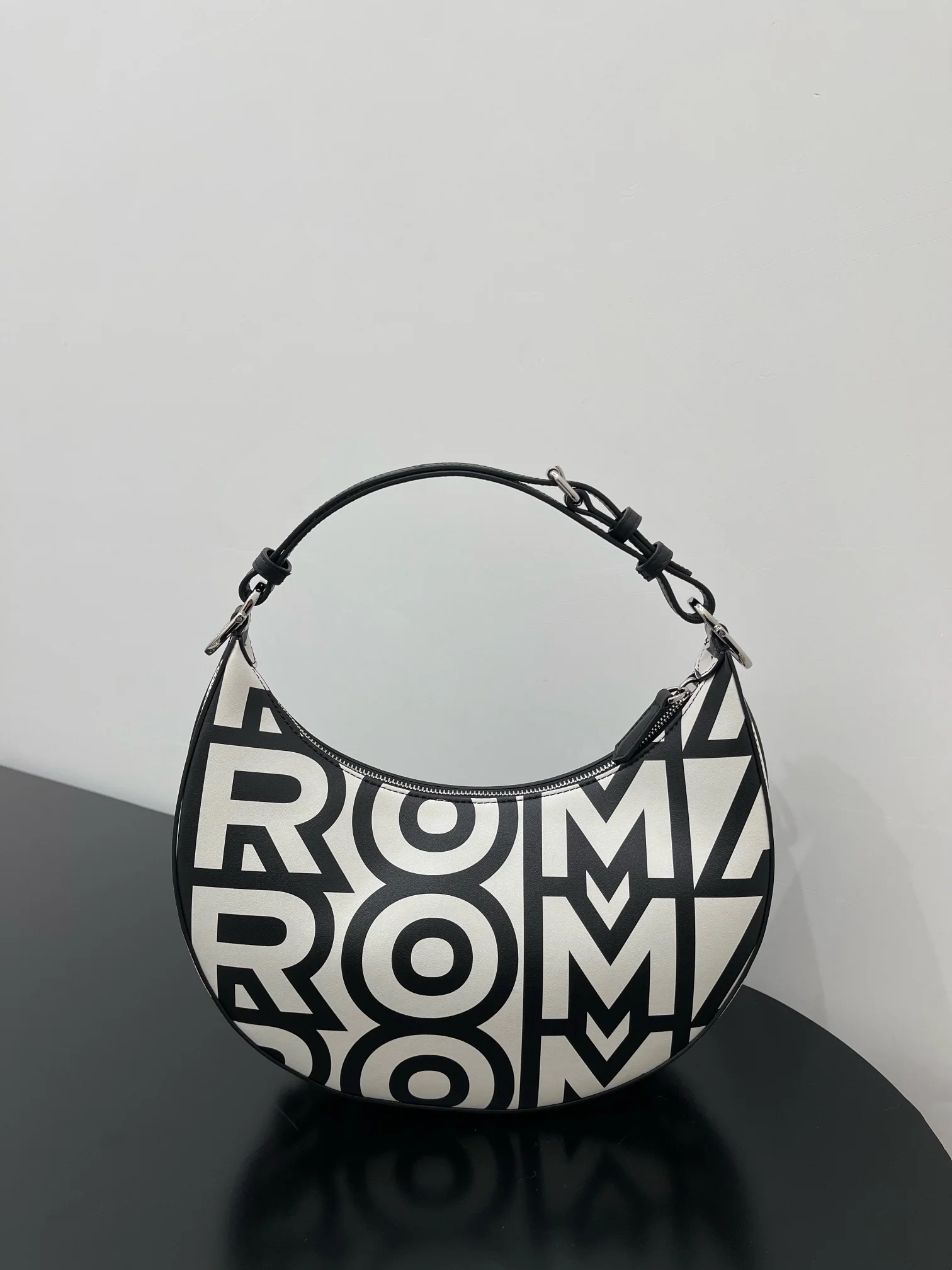 Сумка Fendi Praphy Crescent Moon через плечо — маленькая — черно-белая коллаборация.