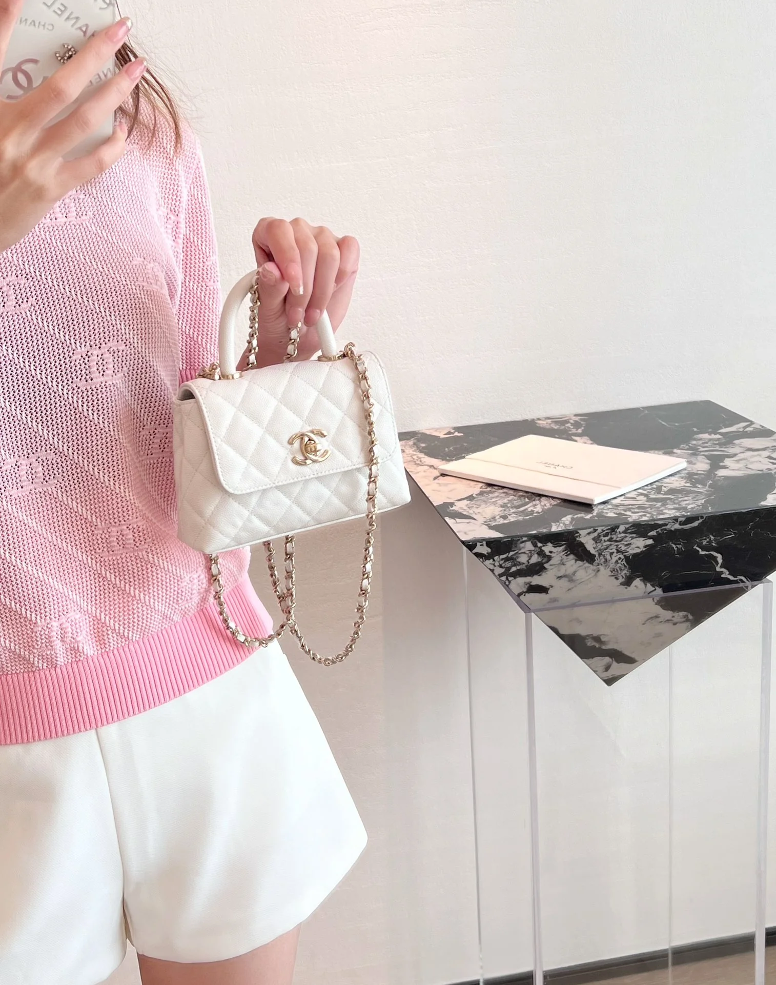 Сумка Chanel с цепочкой и клапаном — белая с фурнитурой из светлого золота.