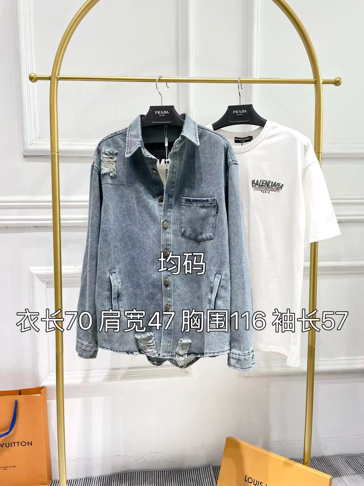 Джинсовая куртка Balenciaga 2403 с рваными элементами и эффектом потертости - унисекс