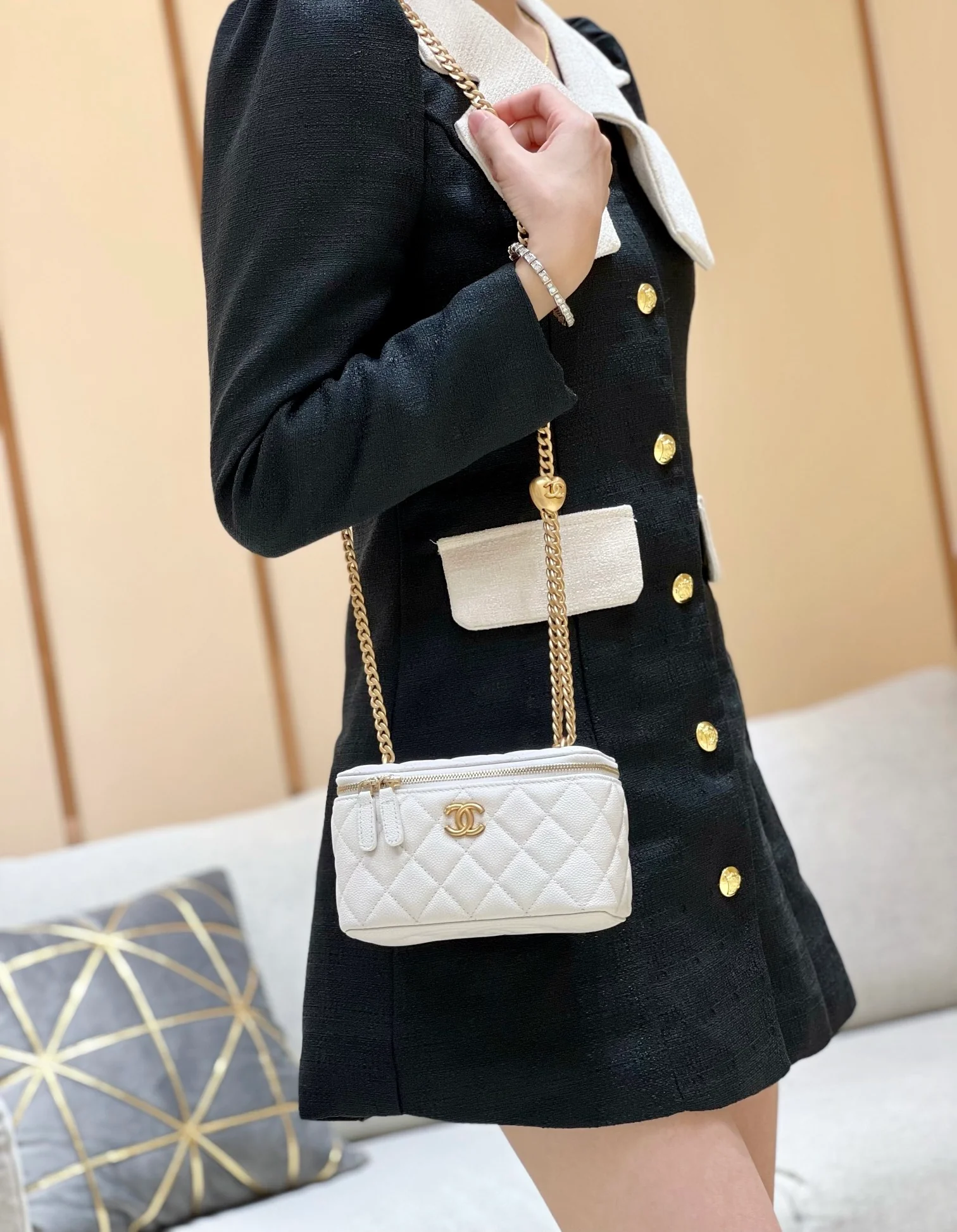 Новинка сезона весна/лето 2023 от Chanel - цепочка-шар, длинная коробка - белая - фото в действии.