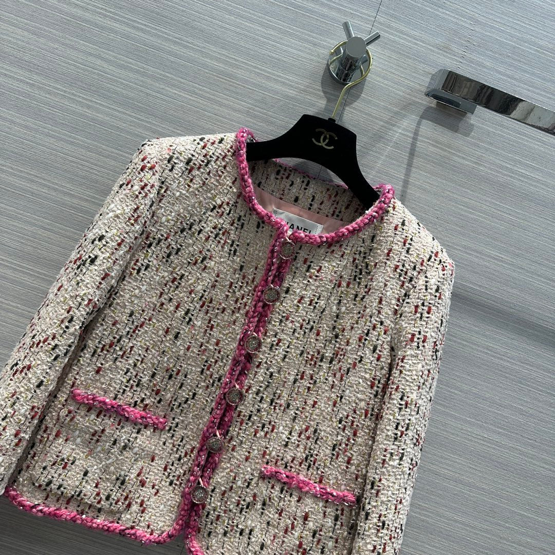 Chanel - 2403 - 24 Новинка ранней весны: короткий жакет с цветовыми блоками и отделкой