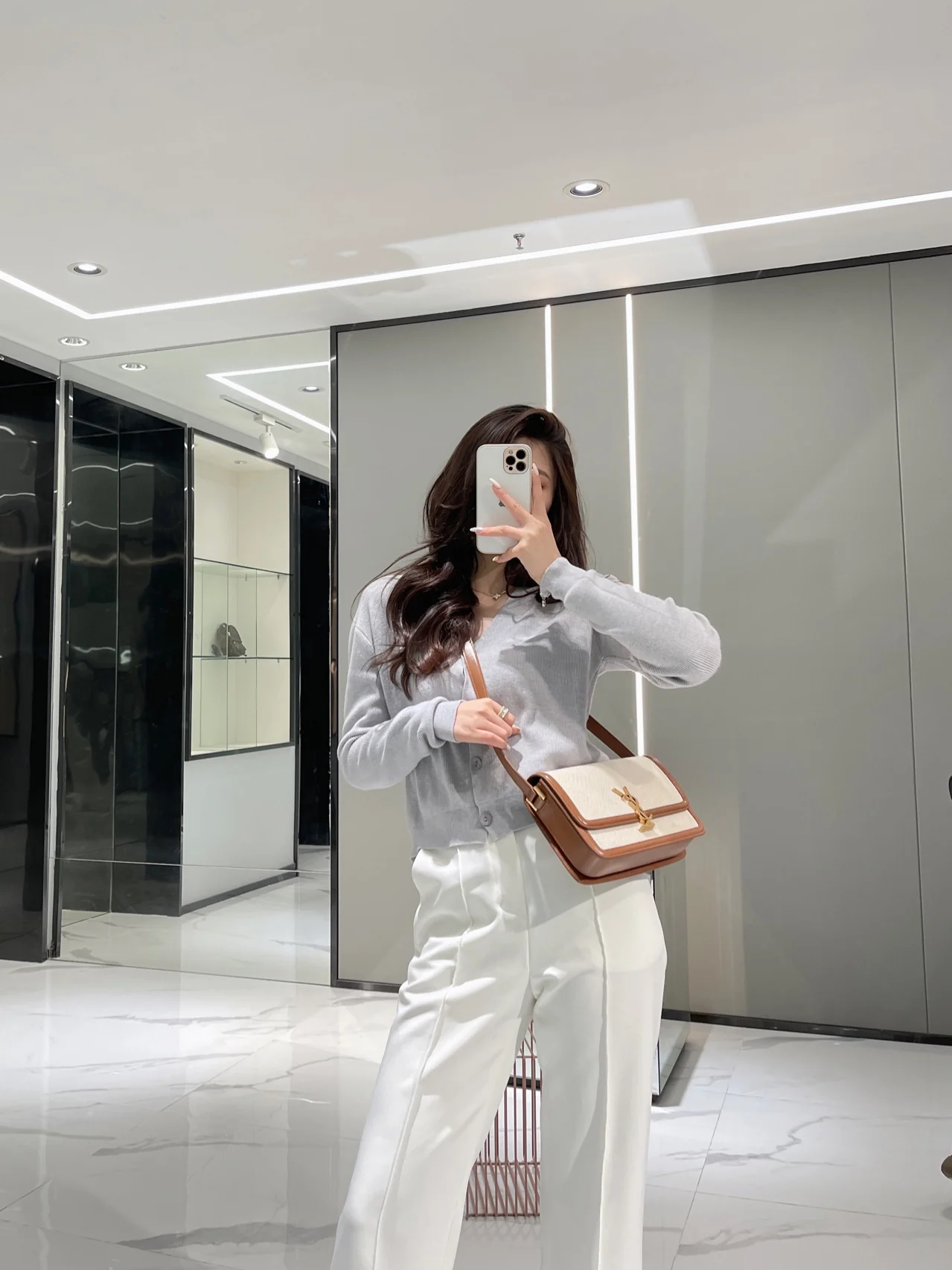 Сумка YSL Box Saint Laurent Tofu Bag - Большой размер - Бежевый лен - На фото: в одежде