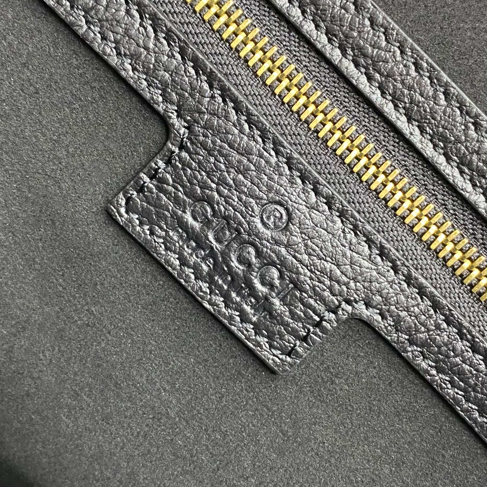 Весенняя коллекция Gucci 2023 — Сумка через плечо ?Полумесяц? — Черная