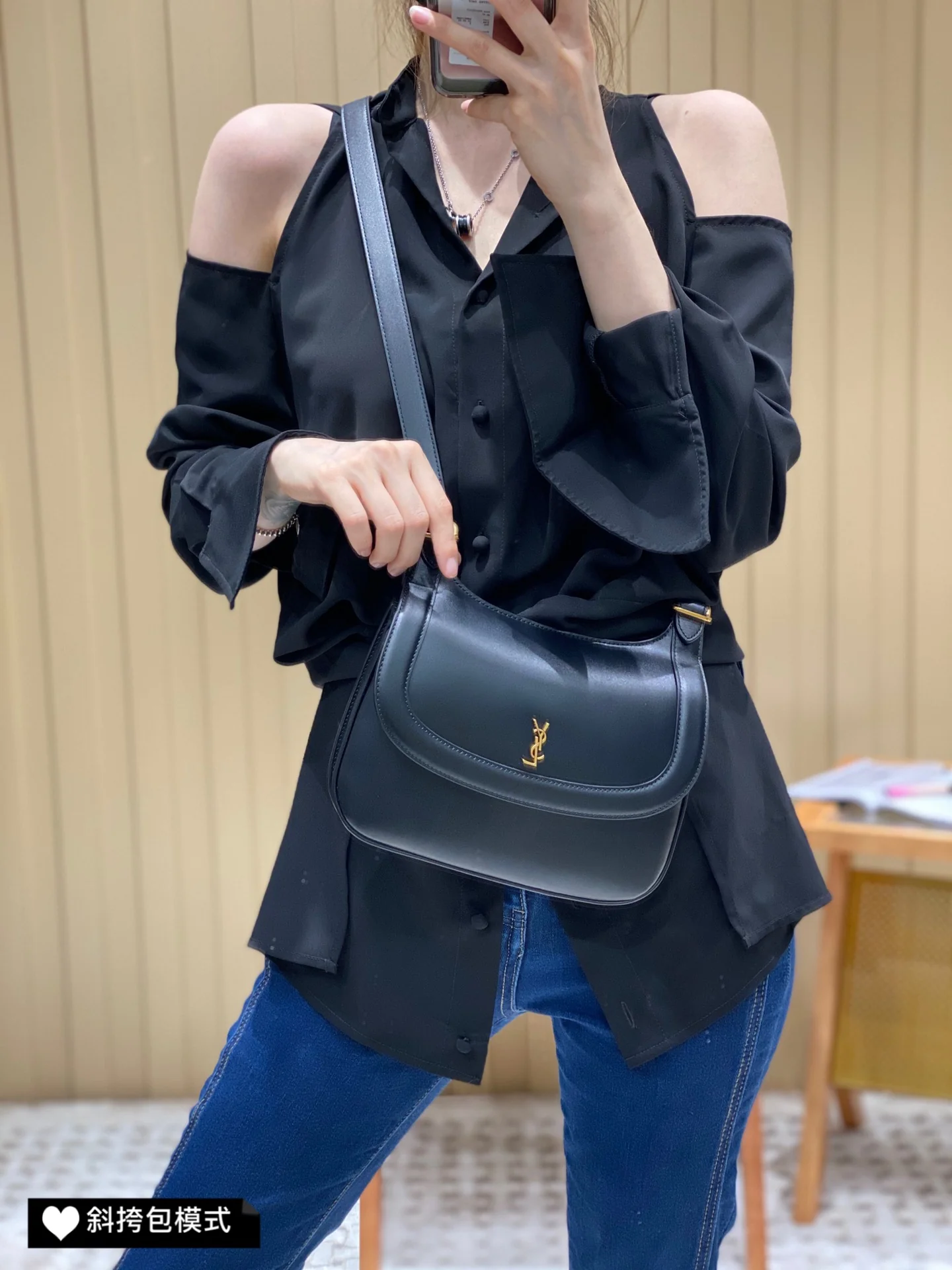 Новинка сезона весна/лето 2022 от YSL - Сумка через плечо/кроссбоди - Фотографии в действии