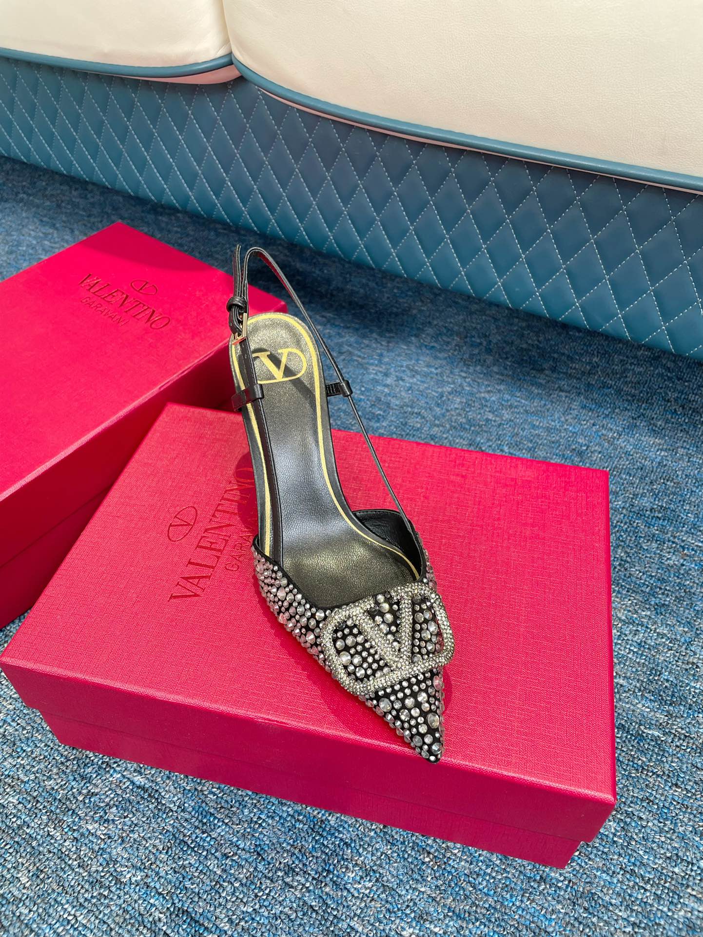 Новинка сезона весна/лето 2022 от Valentino - Роскошные туфли со стразами - Замшевые туфли со стразами - Босоножки на высоком каблуке с острым носком и открытой пяткой - 1