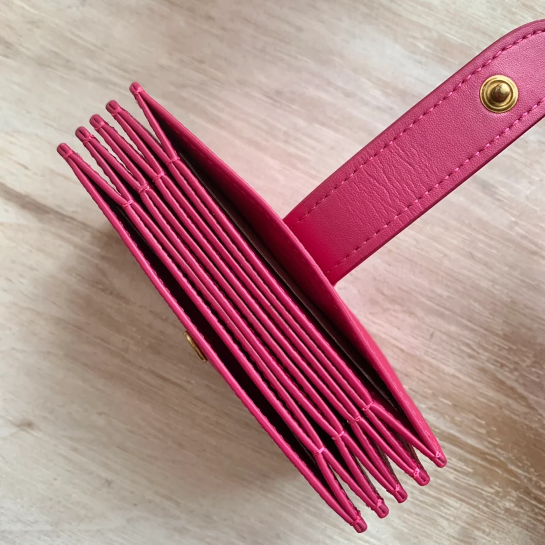 Celine 粒面牛皮风琴卡包