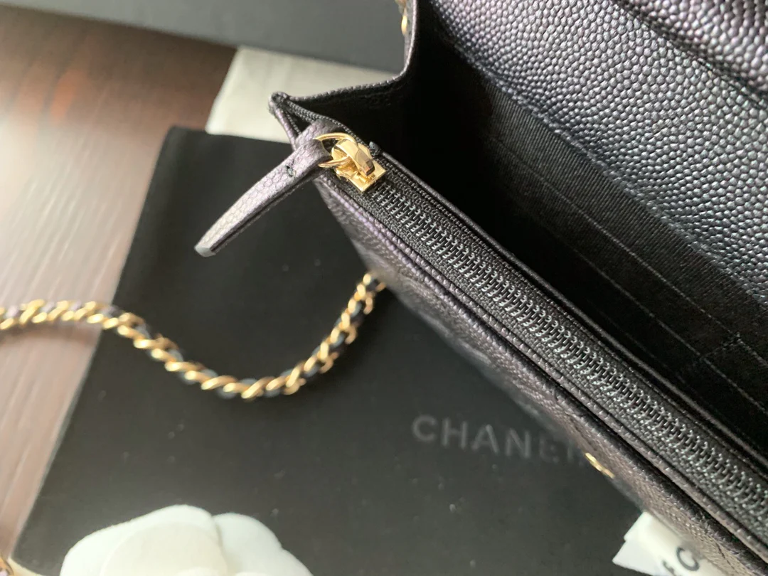 Пряжка Chanel WOC из телячьей кожи с жемчужным узором и эмалью - 2 шт.