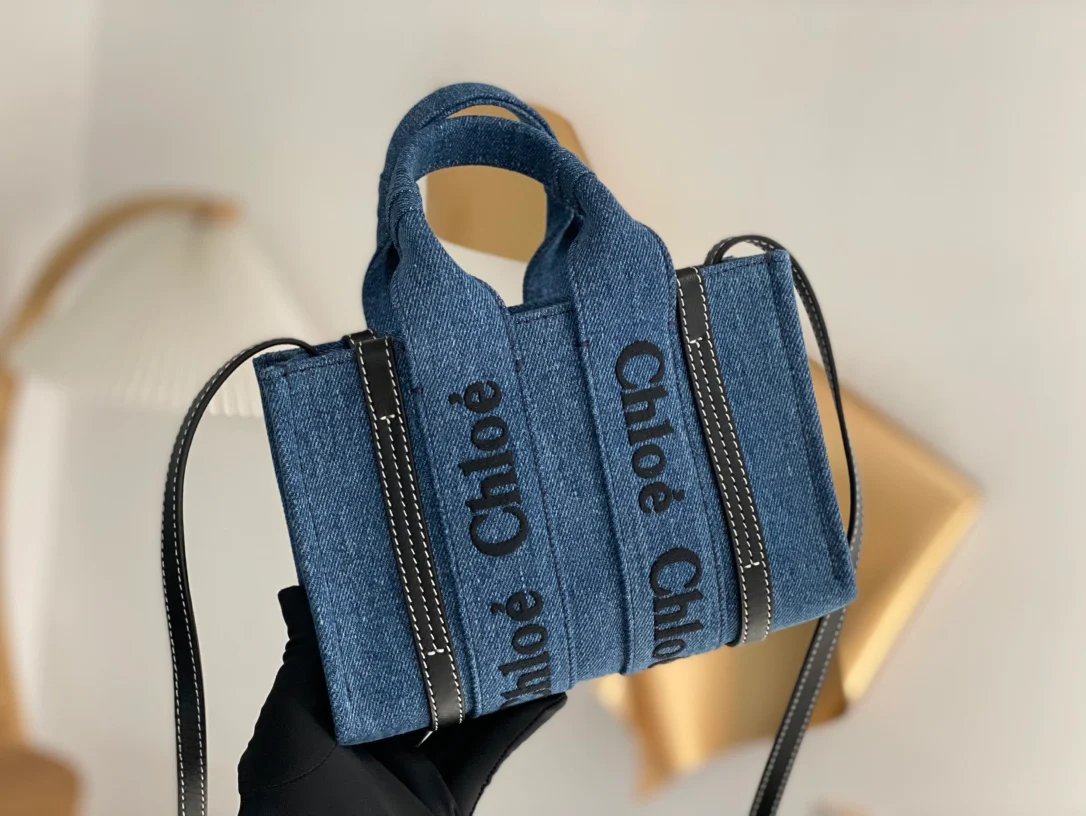 Новинка весны 2023 года от Chloe - Сумка-тоут Woody - Джинсово-синяя - Мини