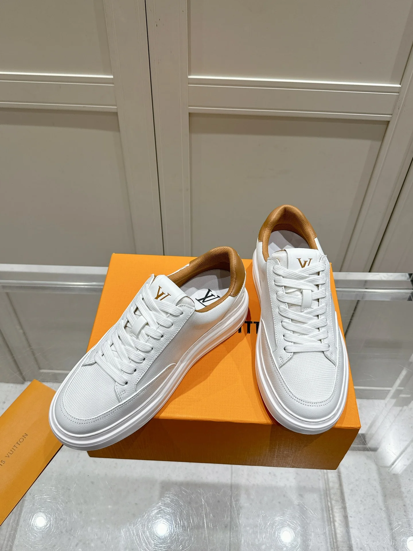 Скейтбордные кроссовки LV-2024 из ткани и кожи - белые