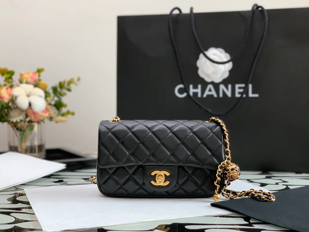 Сумка Chanel 2022 года, цвет ореховое золото, квадратная, с клапаном - 20 см.