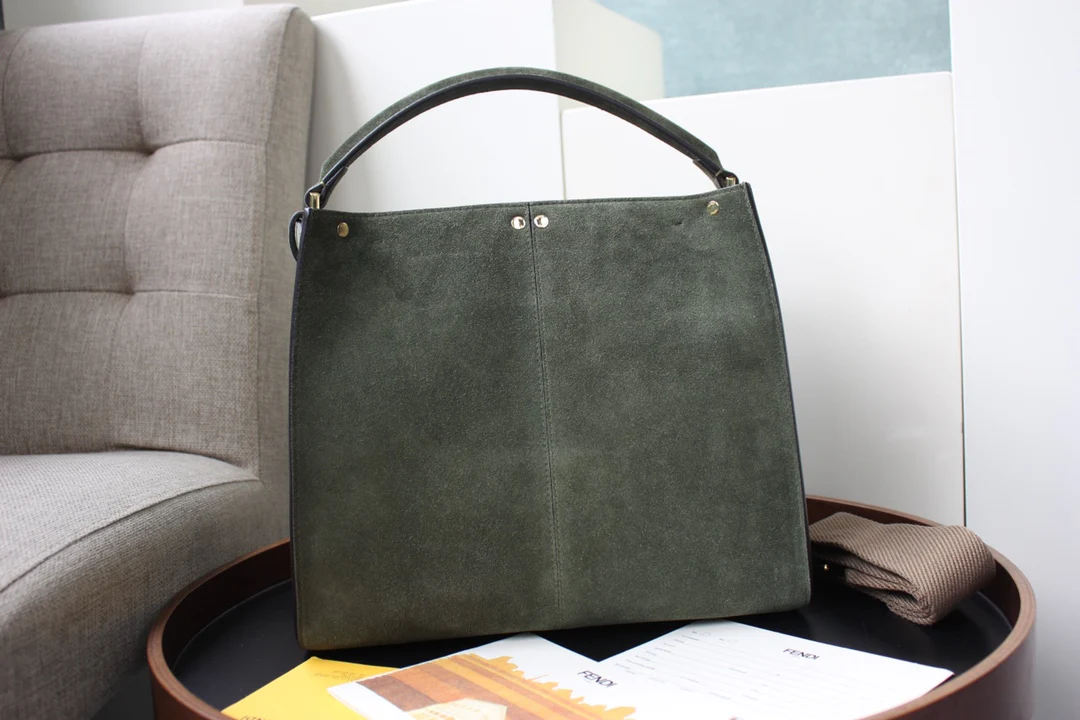 Сумка Fendi Peekaboo Lite Medium из зеленой замши.