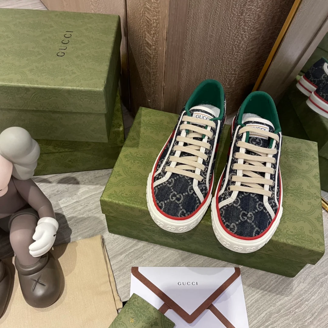 Джинсовые кроссовки Gucci с монограммой