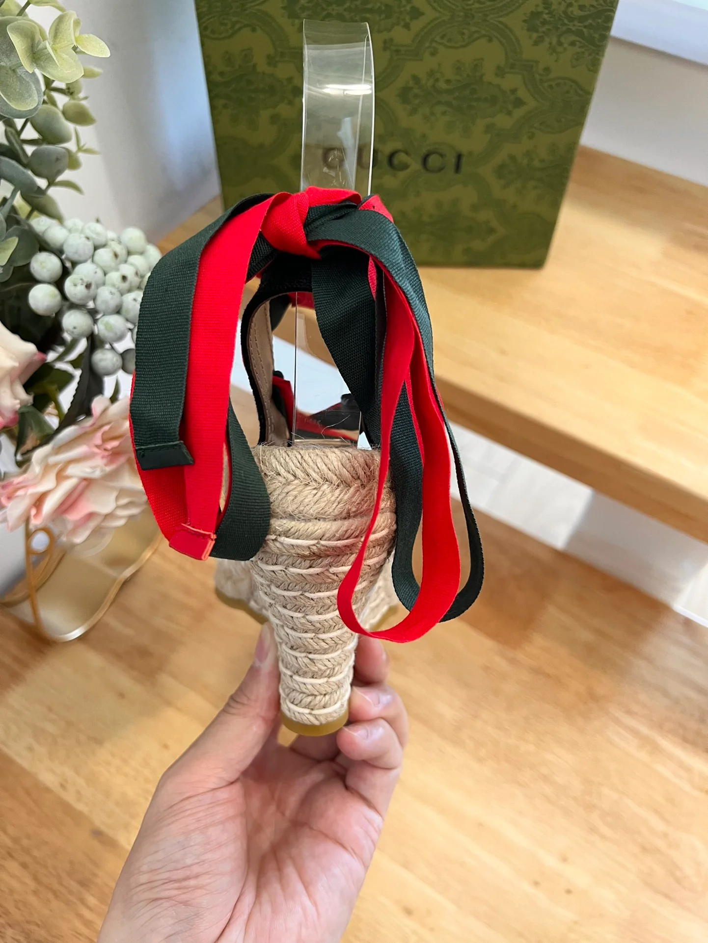 Новинка весны 2023 года от Gucci - Соломенные сандалии на танкетке - Черные