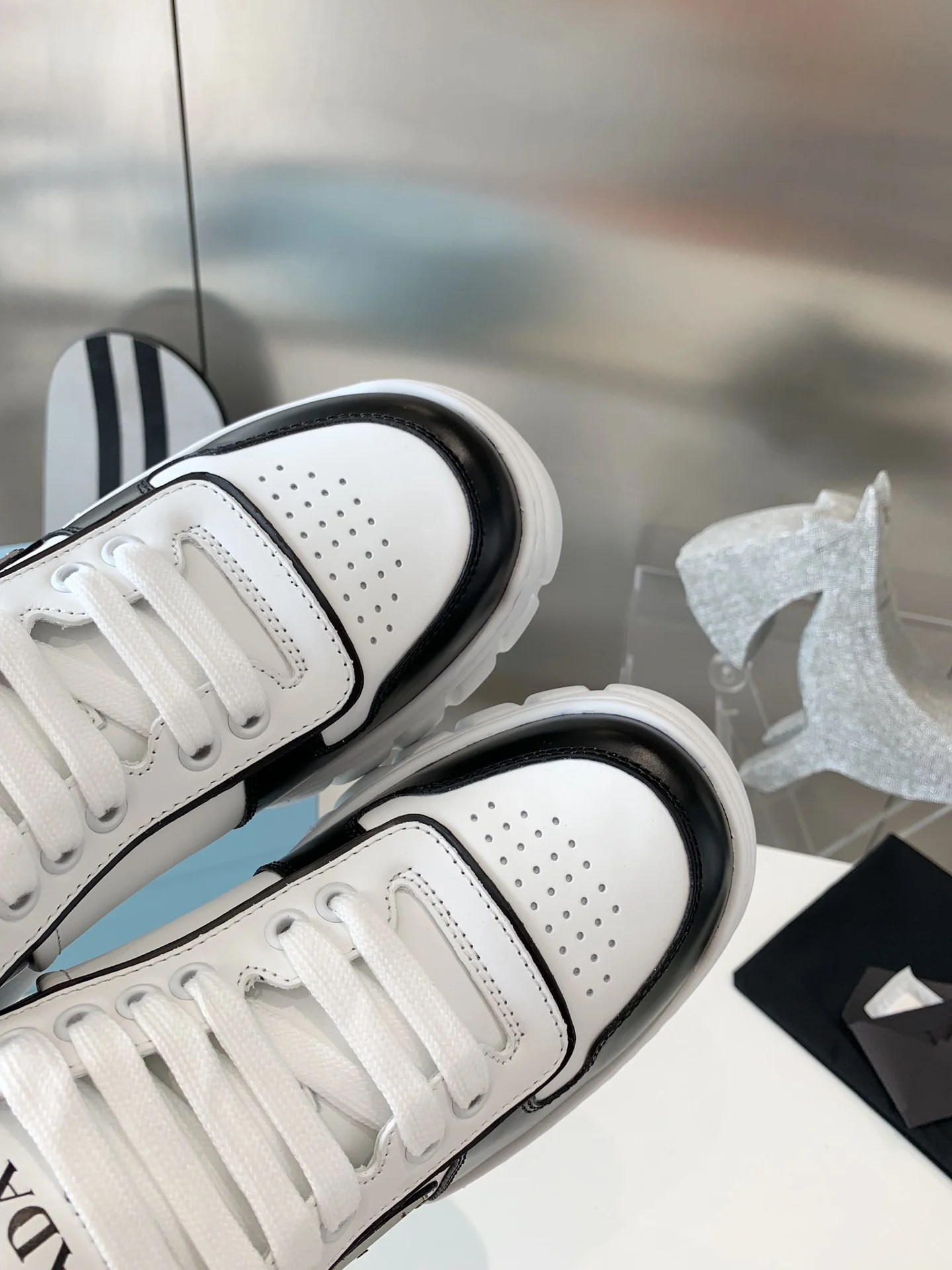 Prada - Новинка сезона осень/зима 2022 - Повседневные туфли на платформе