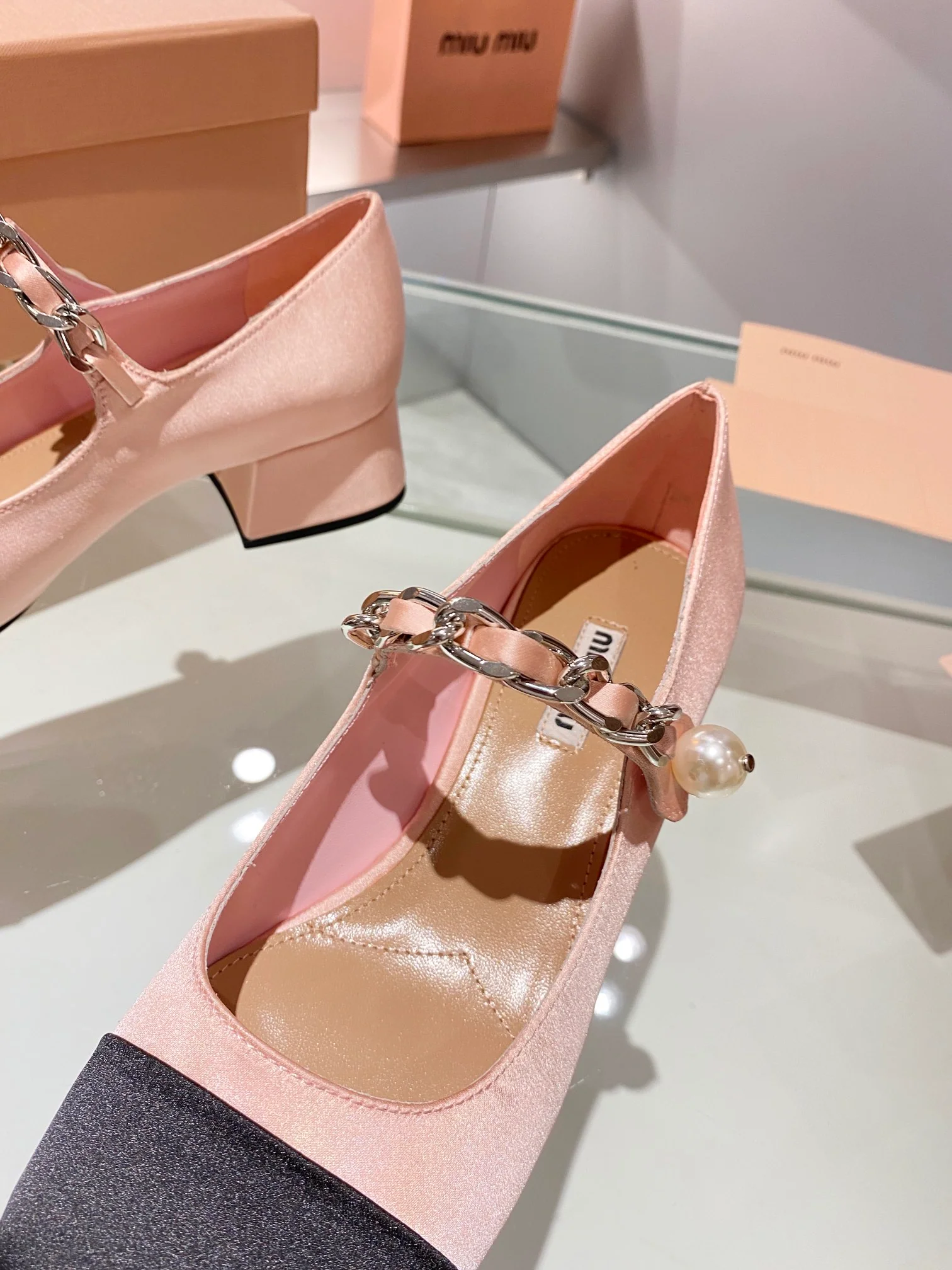 Новинки коллекции Miu Miu осень/зима 2023 - Балетки - Туфли на низком каблуке - Розовые