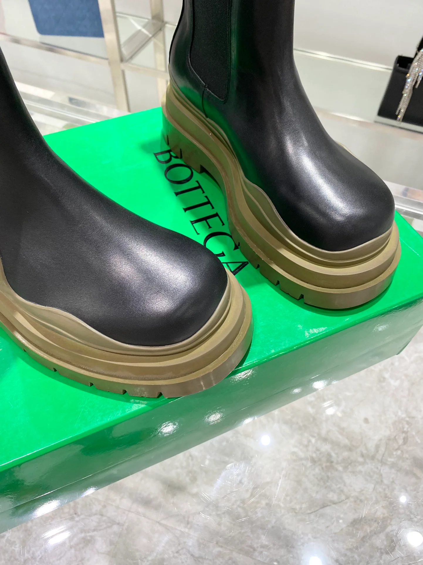 Ботинки BV до середины икры - черные с коричневой подошвой