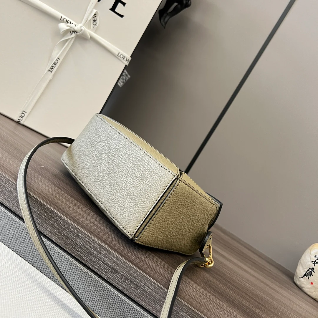 Сумочка Loewe Grain Leather Puzzle Handbag Mini Artichoke Green из зернистой кожи.