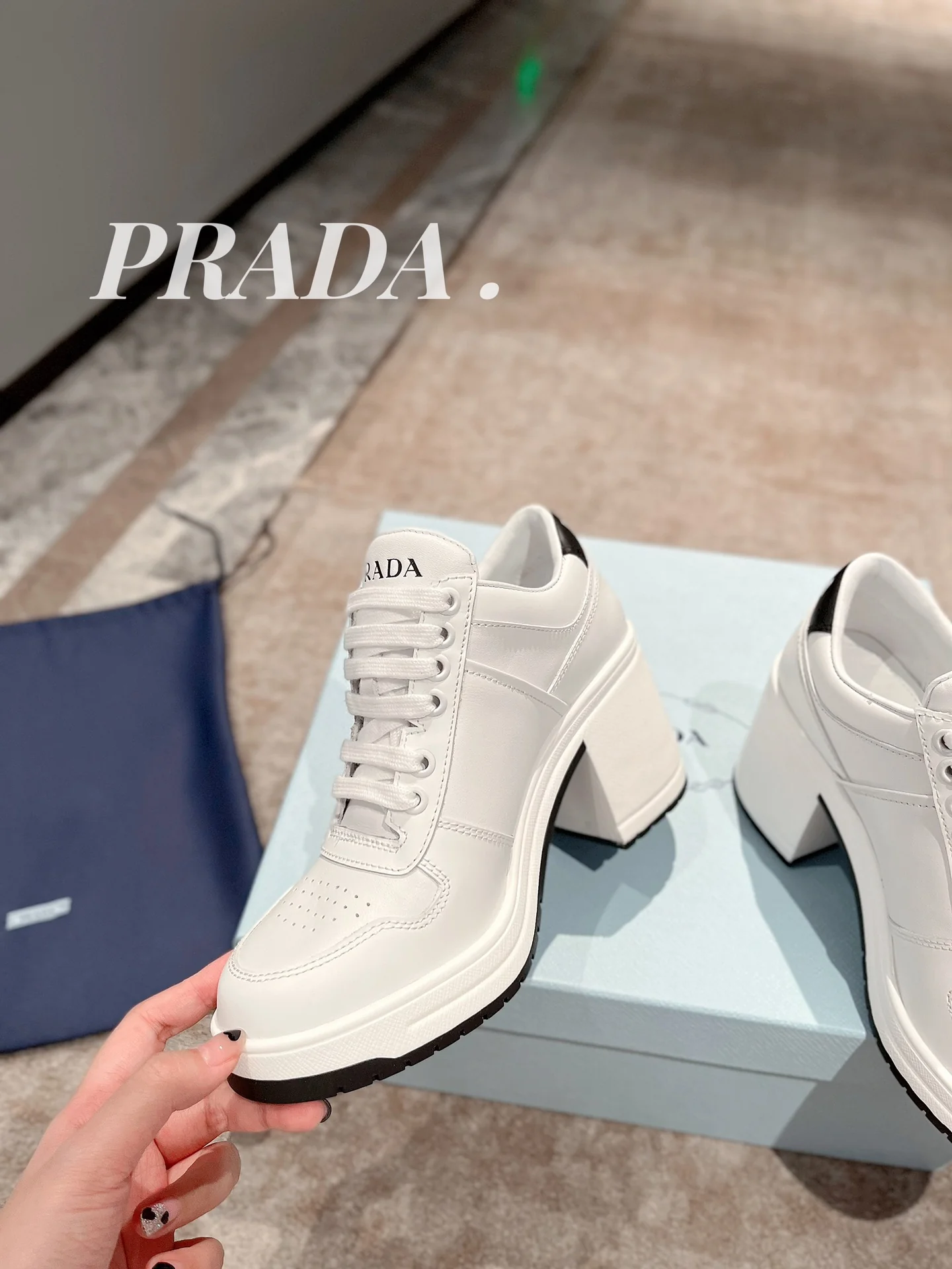 Новинка весны 2022 года от Prada - Спортивные туфли на массивном каблуке - Белые
