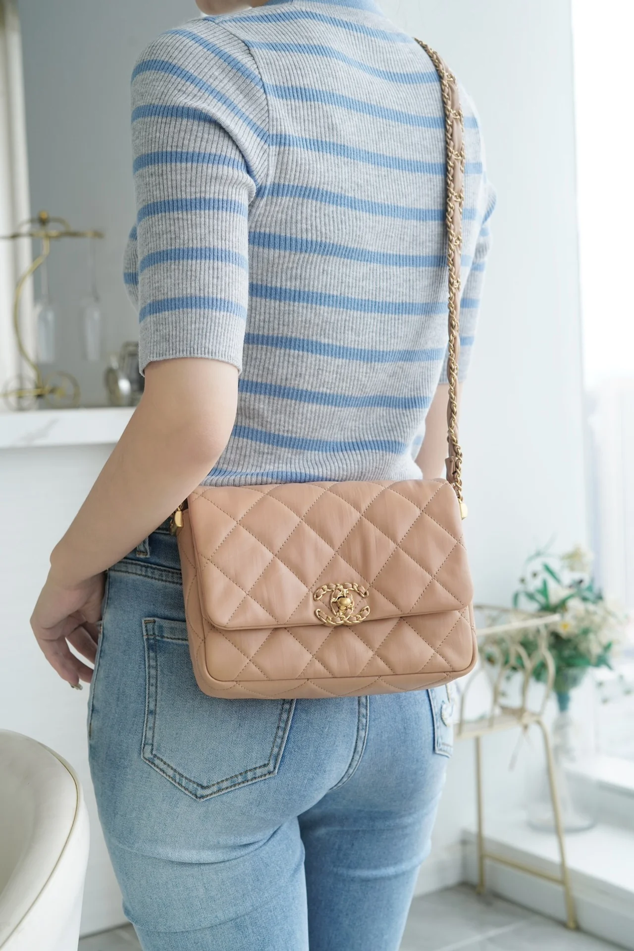 Коллекция Chanel осень/зима 2019 — сумка с широким плечевым ремнем и клапаном, цвет ?молочный чай абрикос?, мятая кожа.