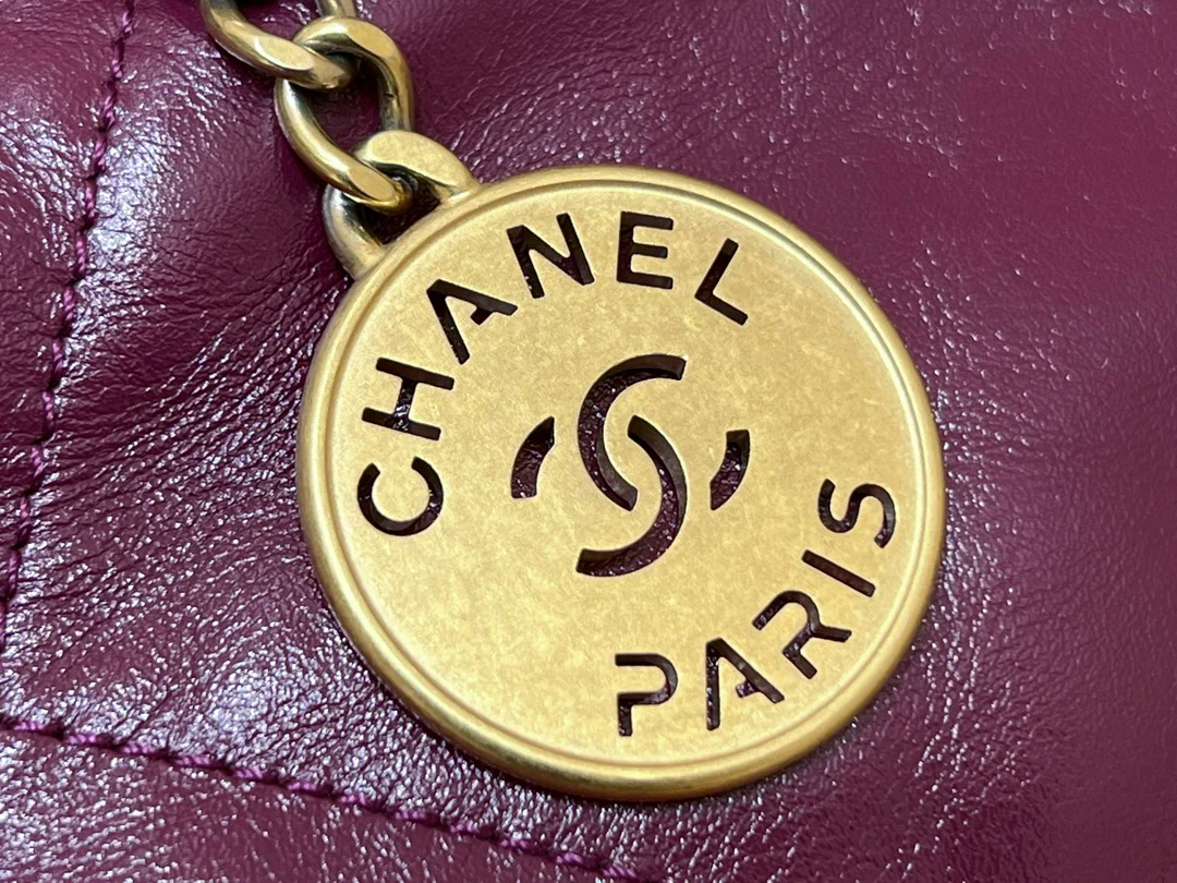 Весенне-летняя коллекция Chanel - Маленькая сумочка Chanel No. 22 - Фиолетово-красная