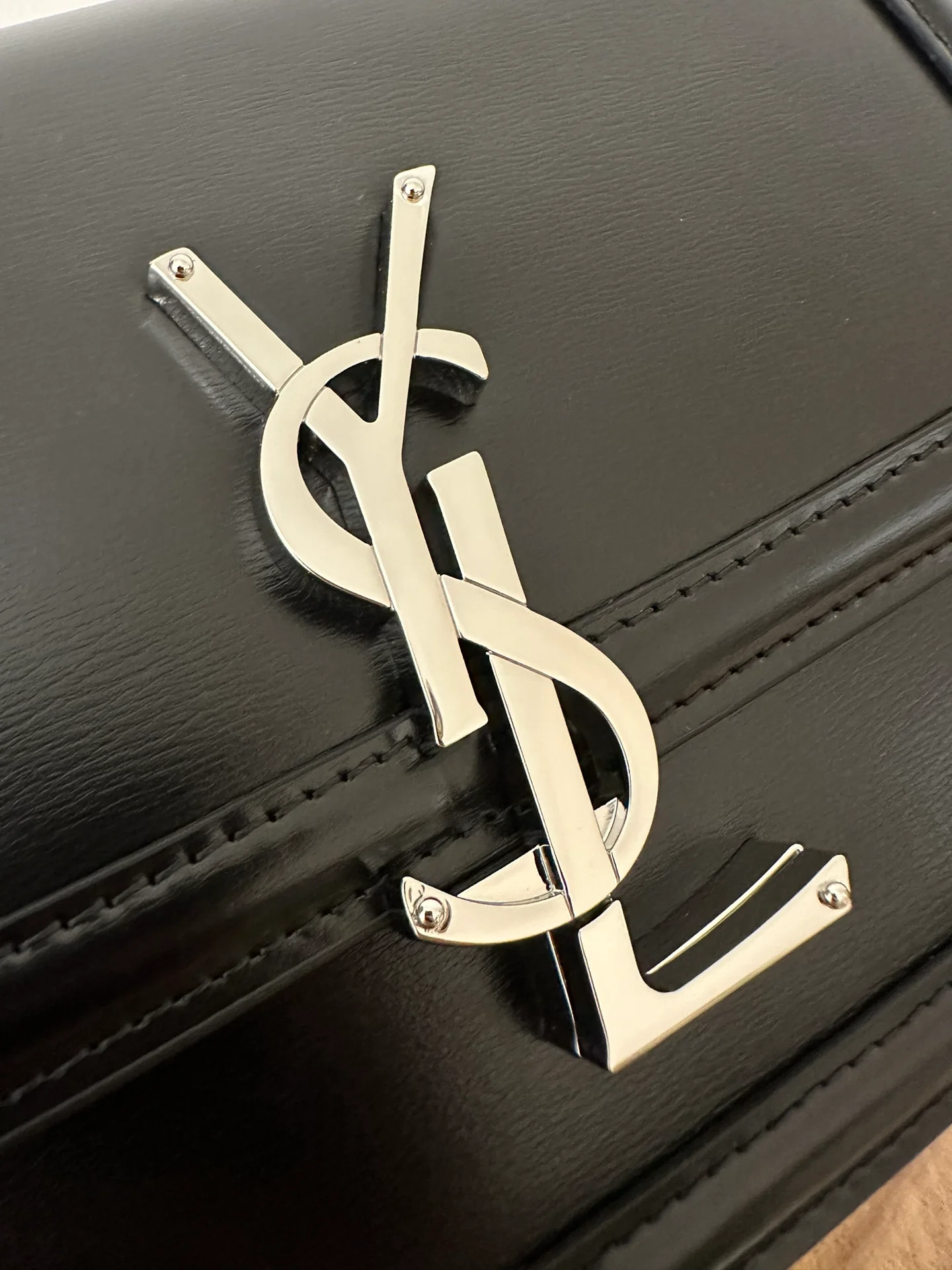 Сумка YSL Box Saint Laurent Tofu Bag, маленькая, черная с серебряной пряжкой.