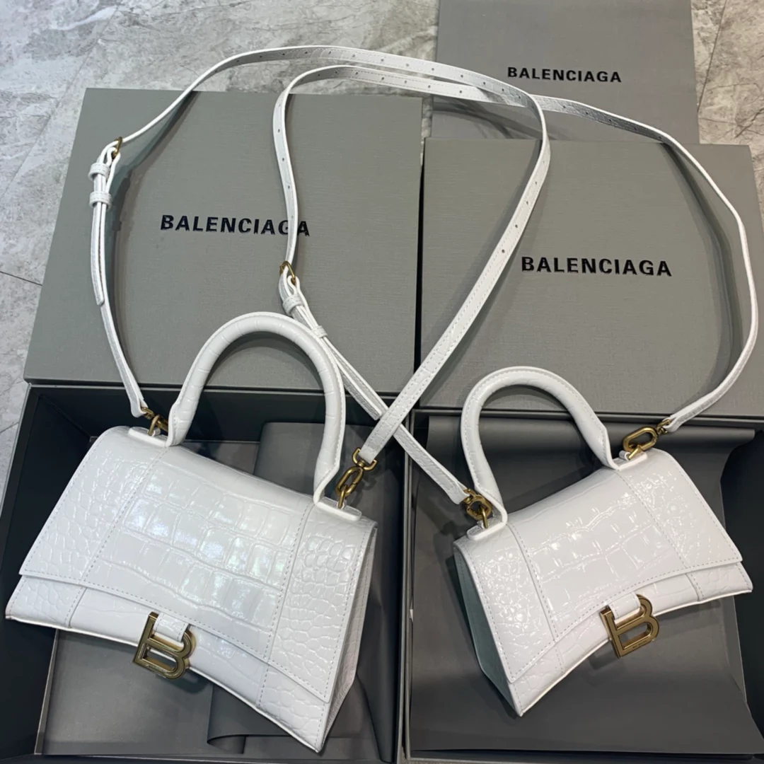 Сумка Balenciaga Hourglass - белая с крокодиловым принтом и золотой пряжкой.