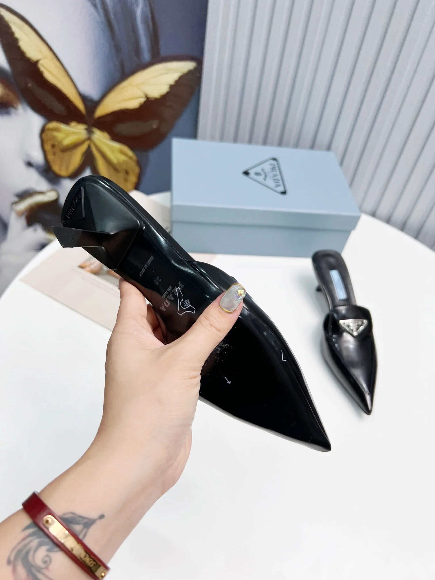 Prada - Черные сандалии с острым носком