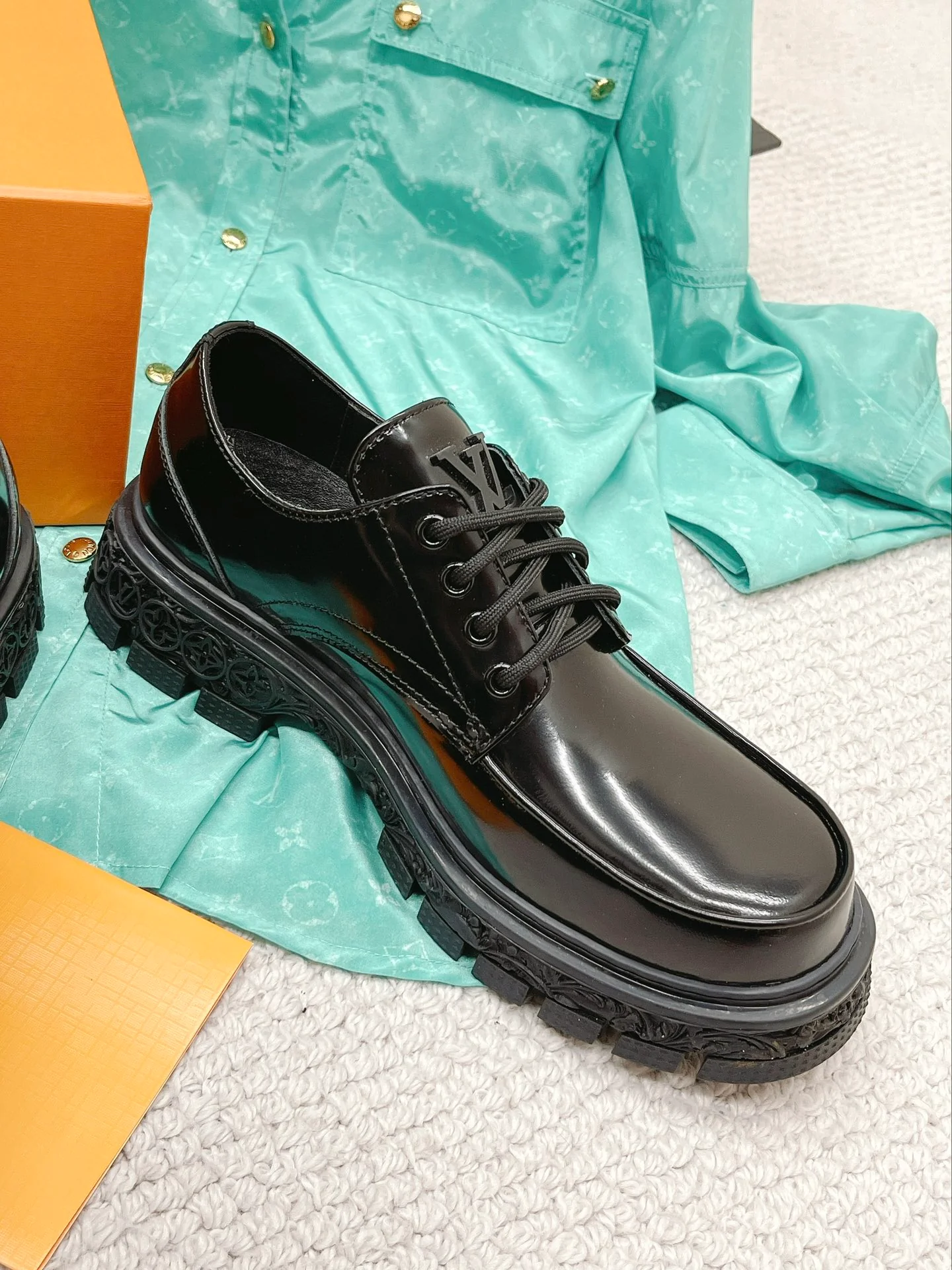 Новинка сезона осень/зима 2022 — мужские кожаные туфли с открытым большим пальцем стопы.