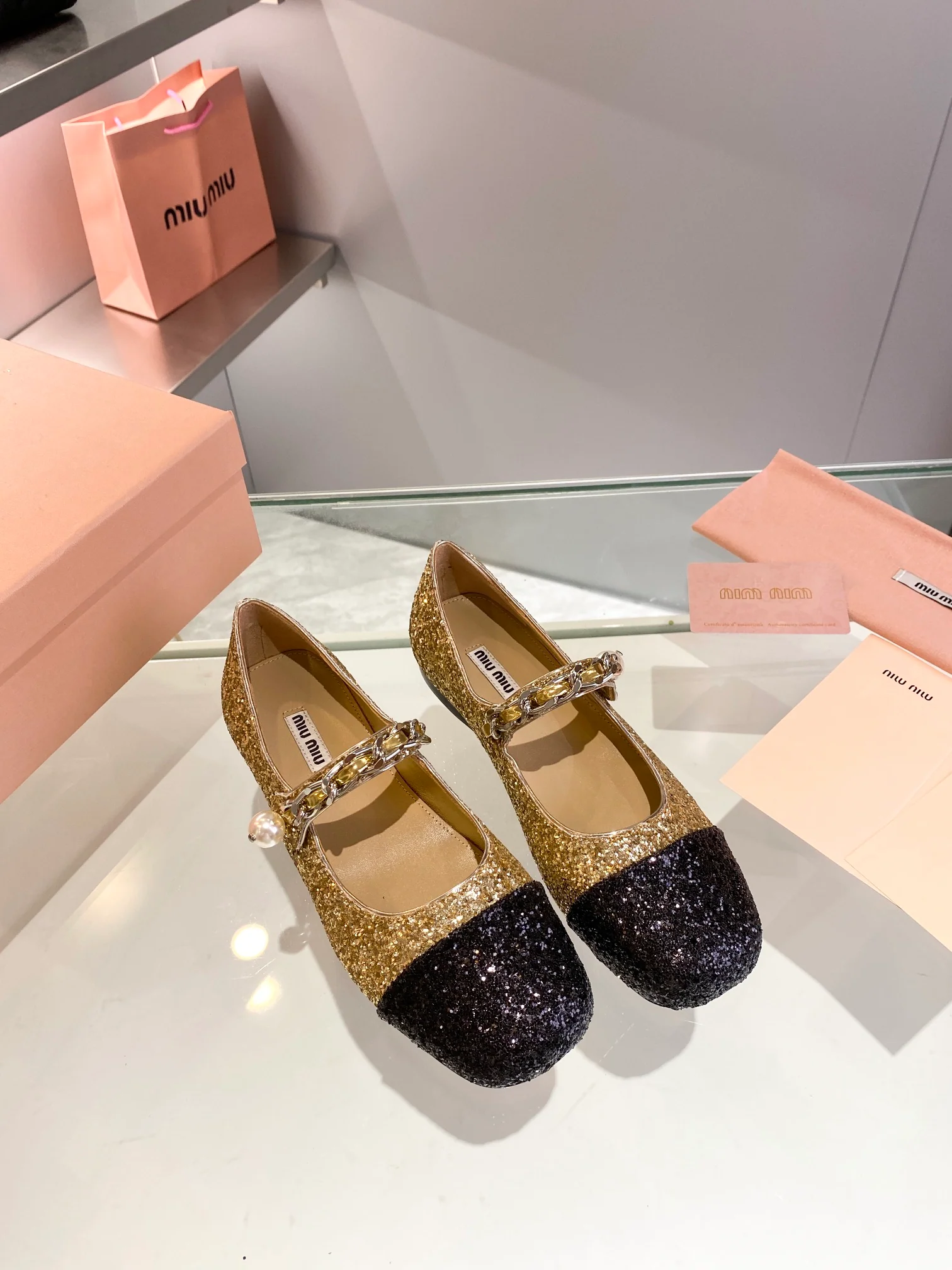 Новинка осенне-зимней коллекции Miu Miu 2023 — балетки со стразами — золотые.