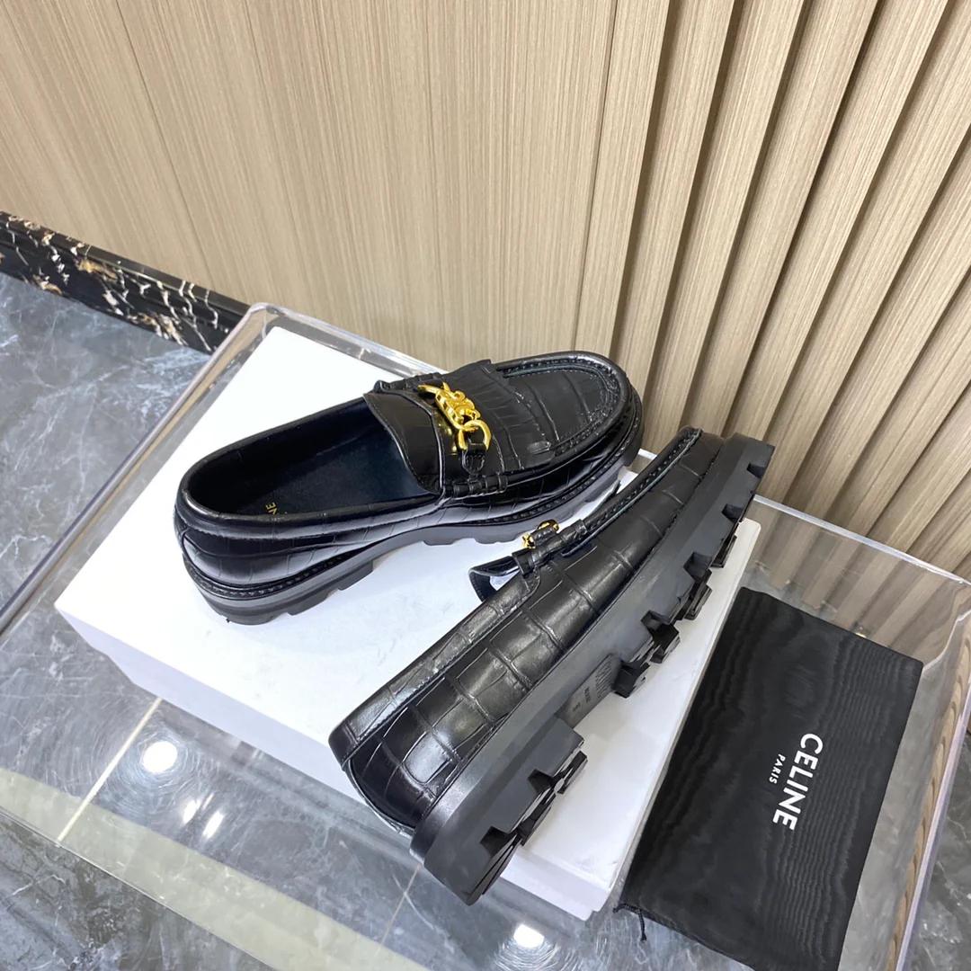 Лоферы Celine на платформе с крокодиловым рисунком