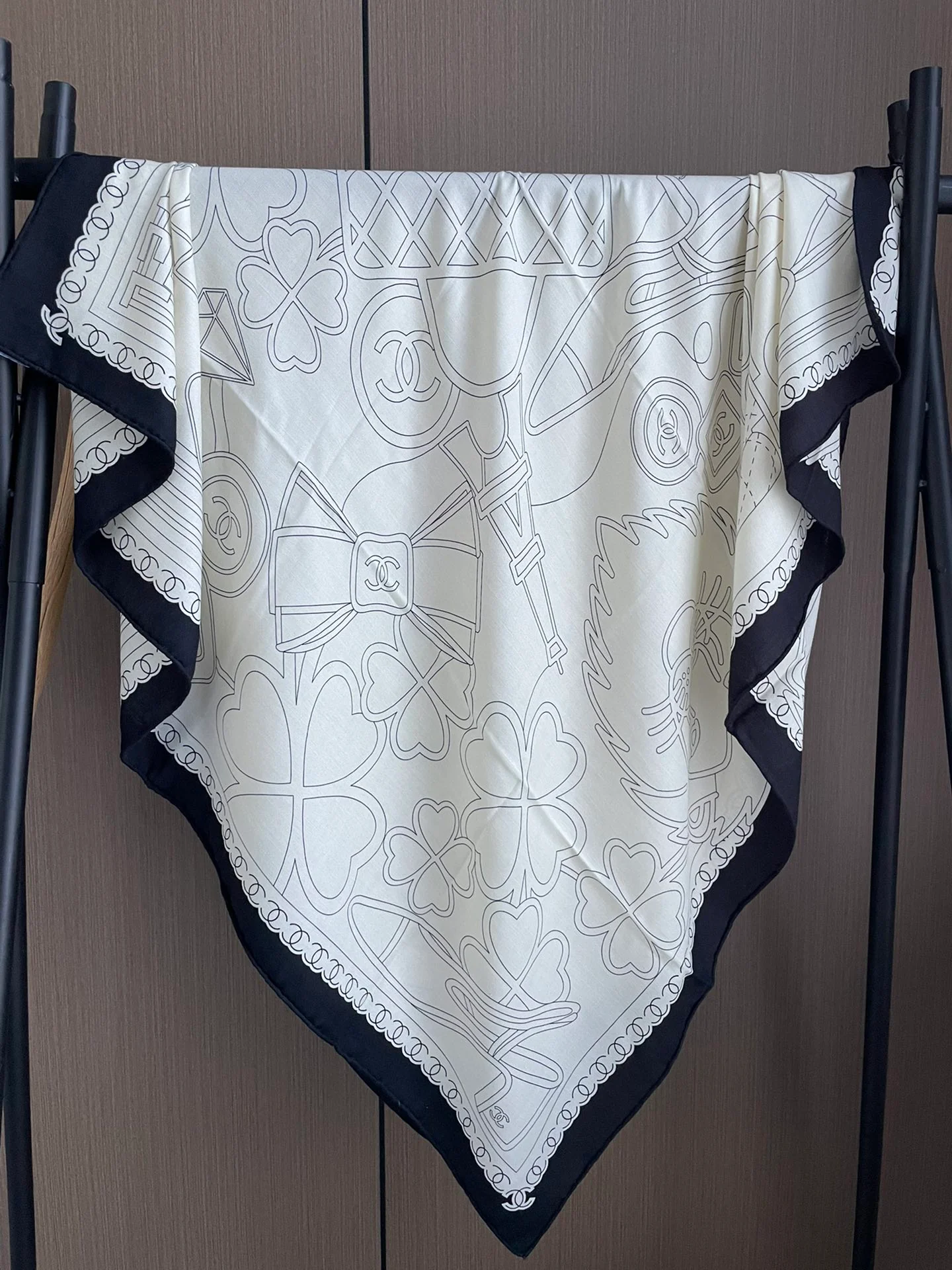 Chanel - Двусторонняя шаль 140 см