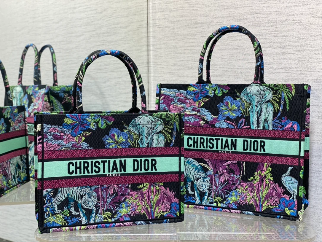 Сумка-тоут Dior Book из коллекции Весна/Лето 2023 — Цвет ?зоопарковый синий-зеленый? — Средний размер