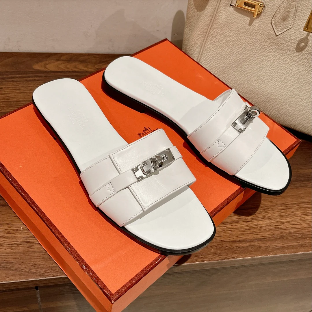 Весенняя коллекция Hermes 2023 — Новинка в бутике — Тапочки из нержавеющей стали с пряжкой Kelly — Белые