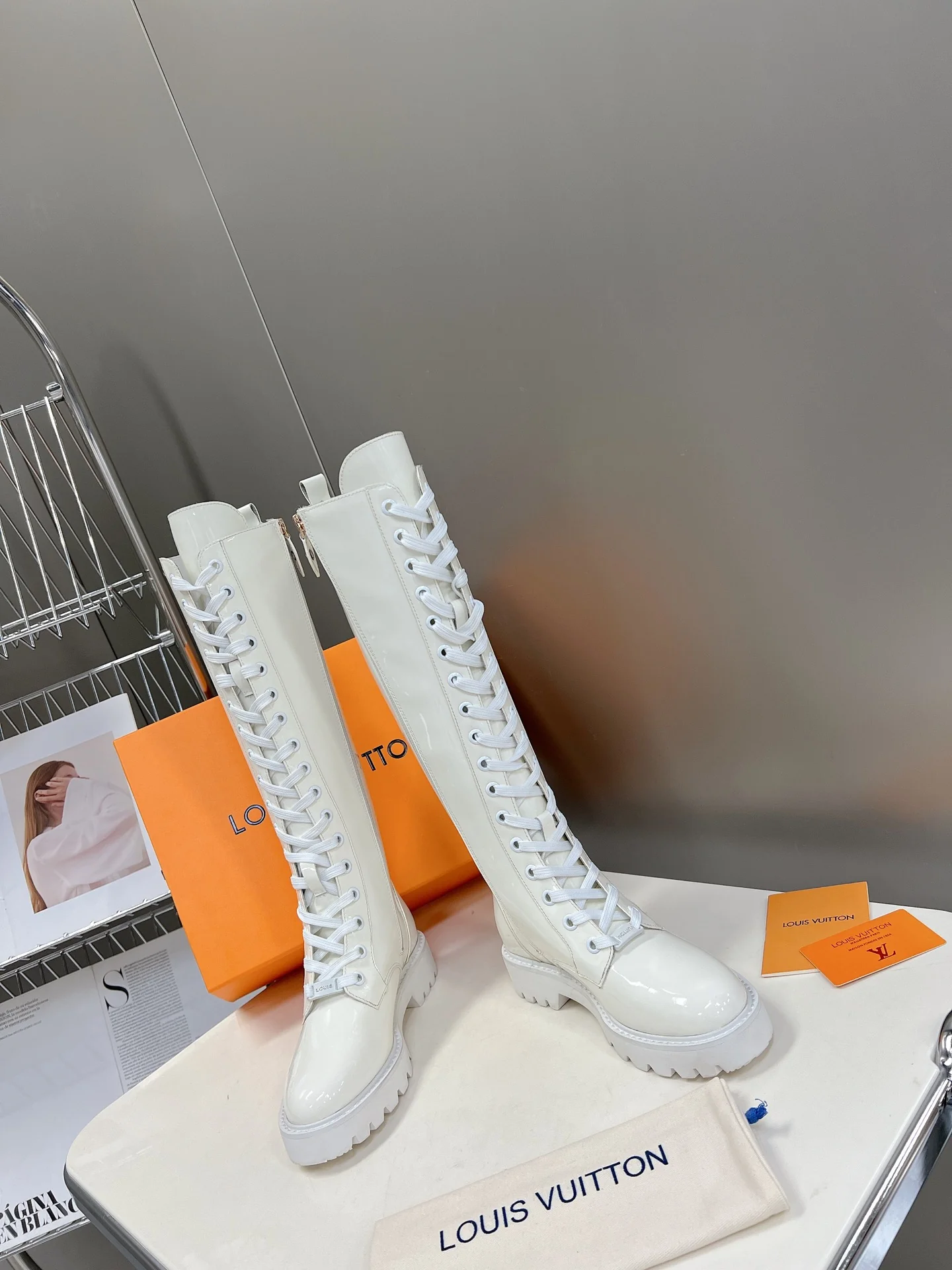 LV - Лакированные ботинки на шнуровке с боковой вышивкой логотипа - Белые