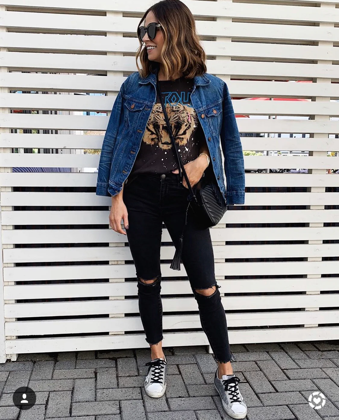 Фотосумка YSL Lou Bag — черная с черной пряжкой.