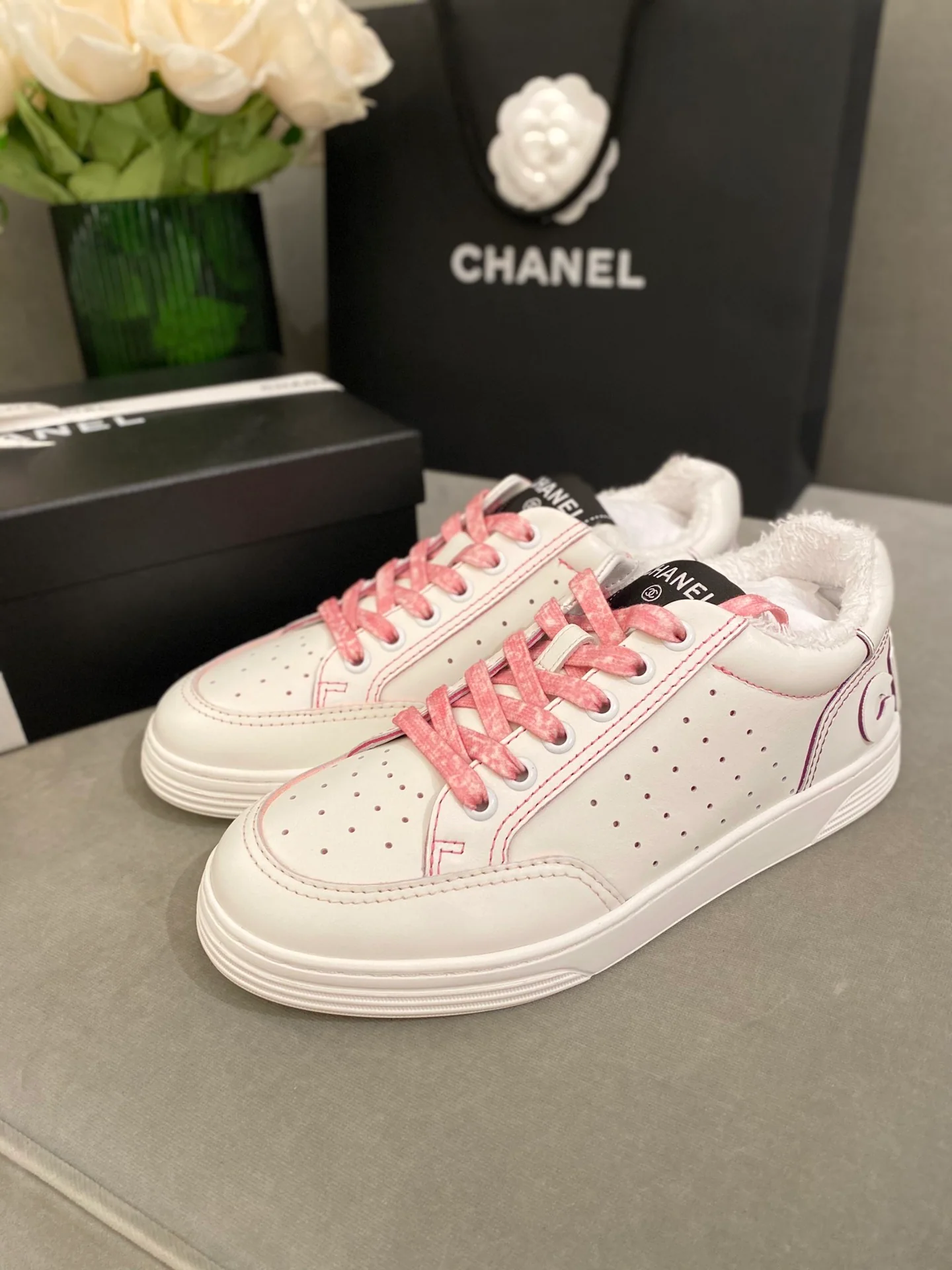 Белые кроссовки Chanel - 1