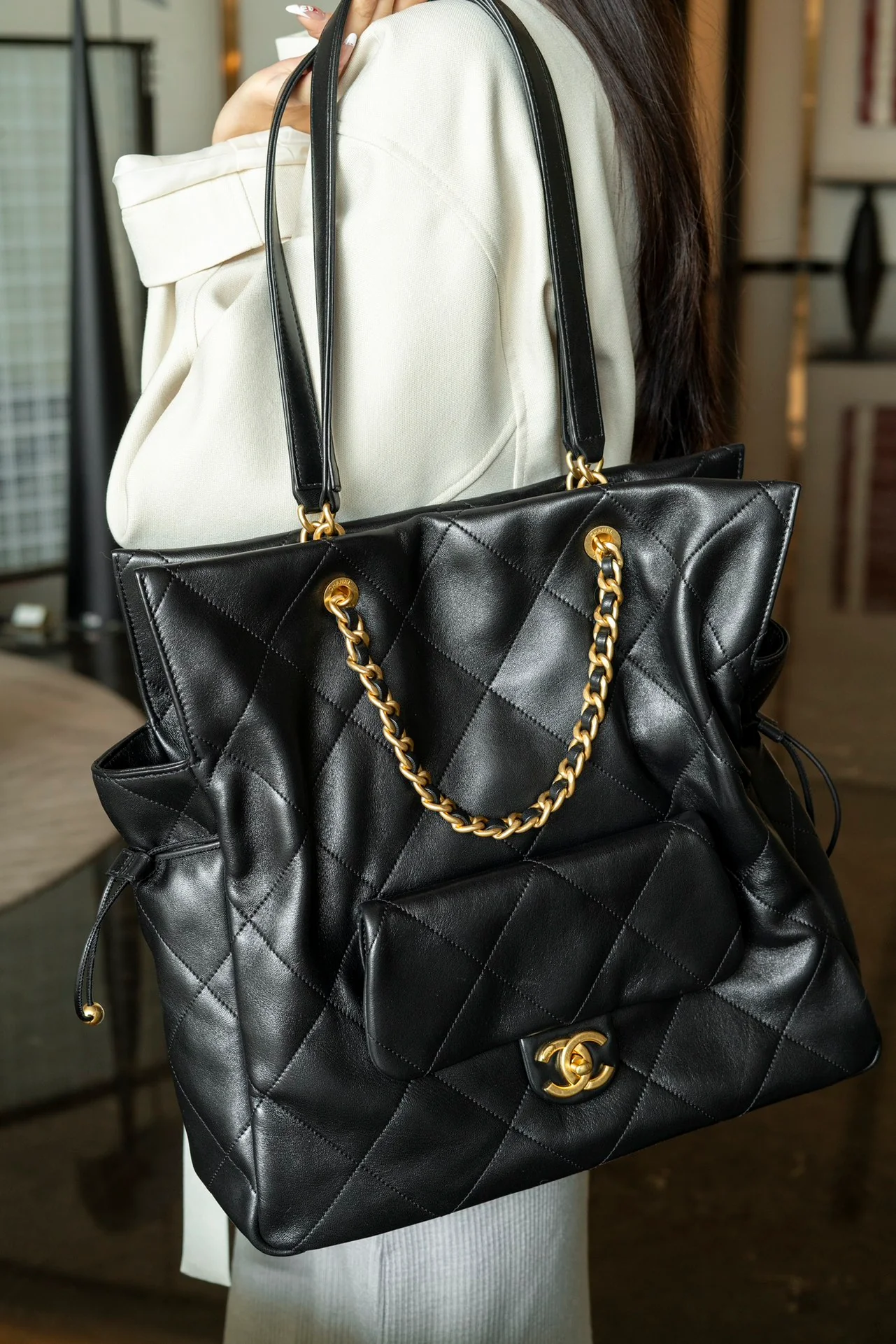 Большая сумка-шоппер Chanel 25c, черно-золотая.