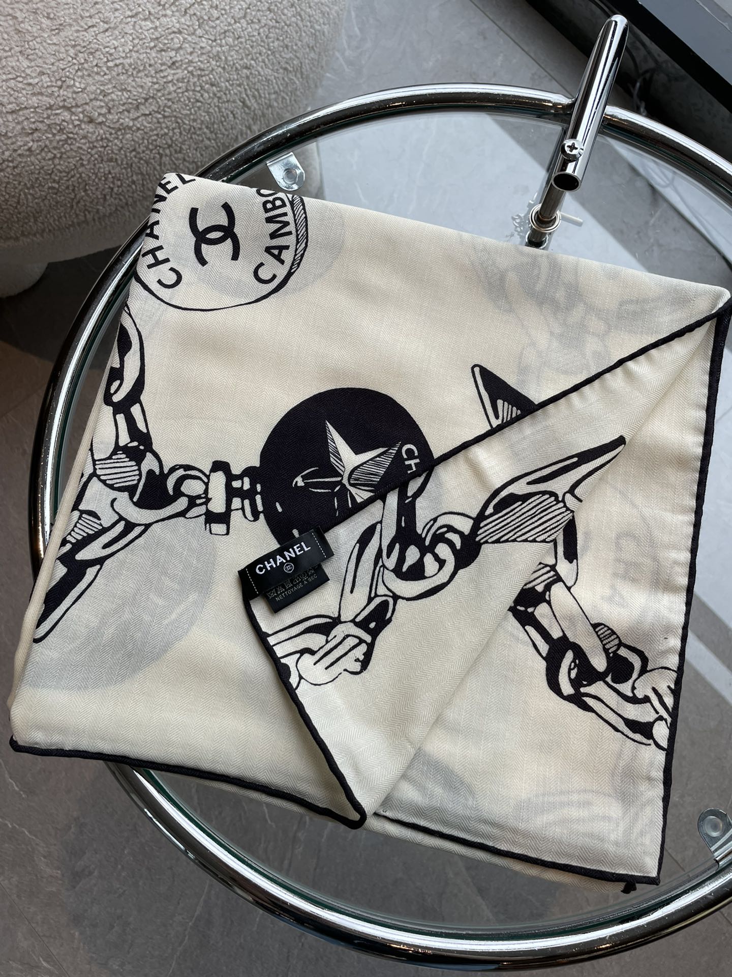 Шелковый шарф Chanel 2024 в форме подвески