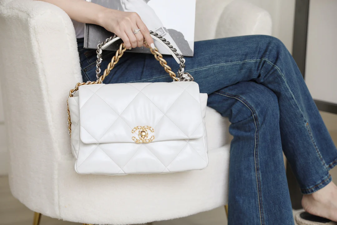 Сумка Chanel 19 — средняя, ??белая.