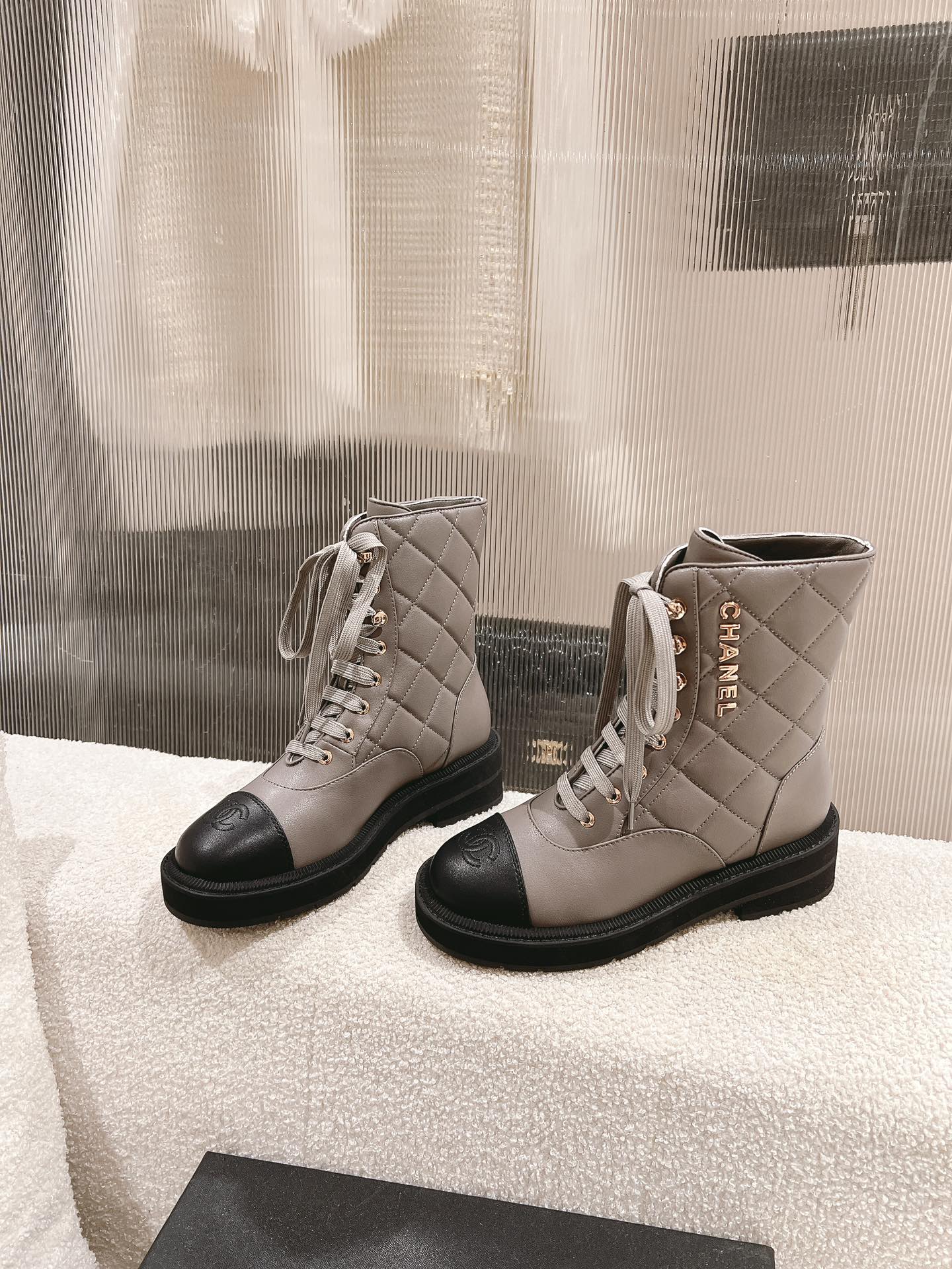 Стеганые ботинки Chanel 2024 — серые