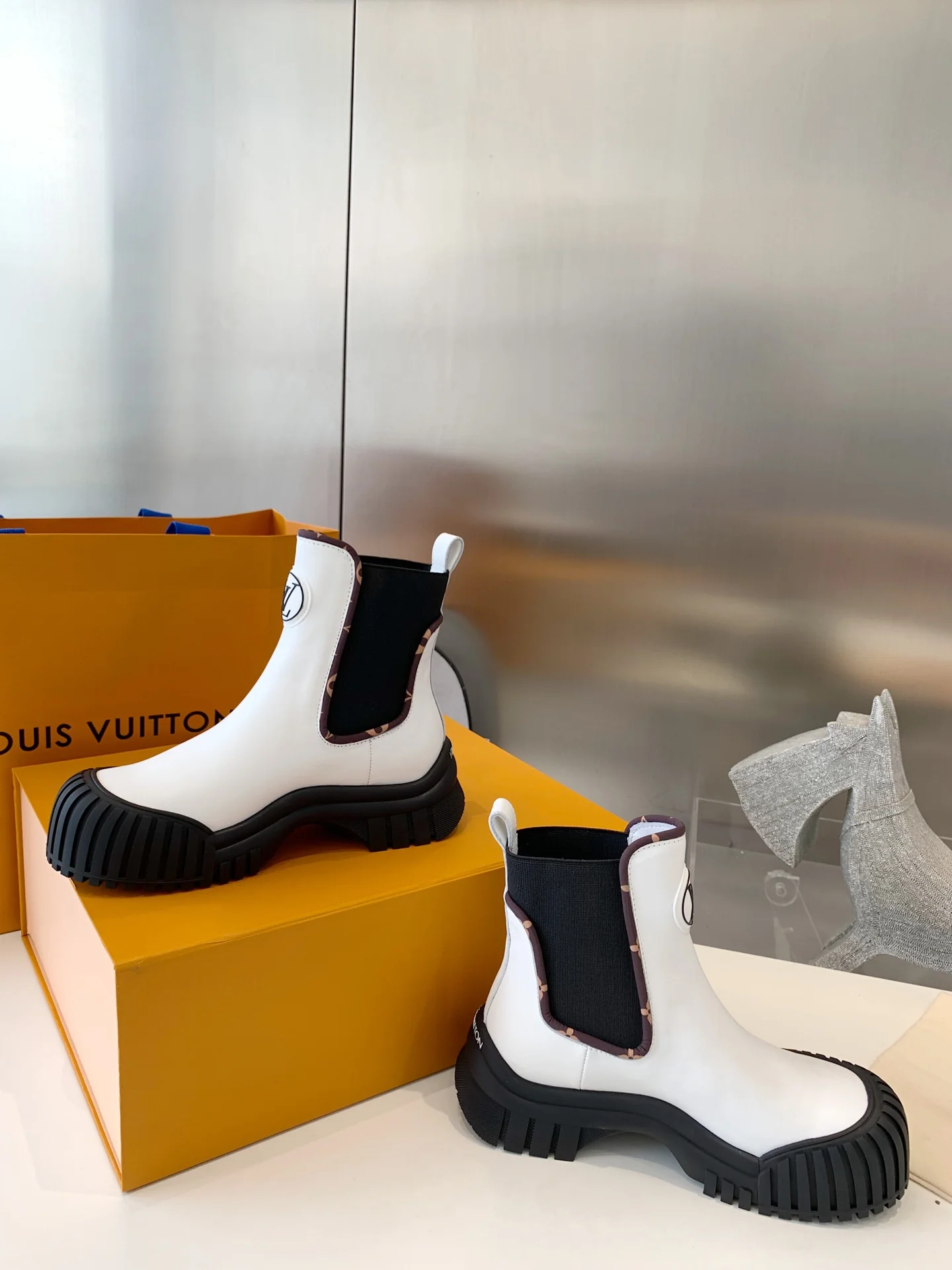 LV - Новинка сезона осень/зима 2022 - Ботильоны Ruby - Белые