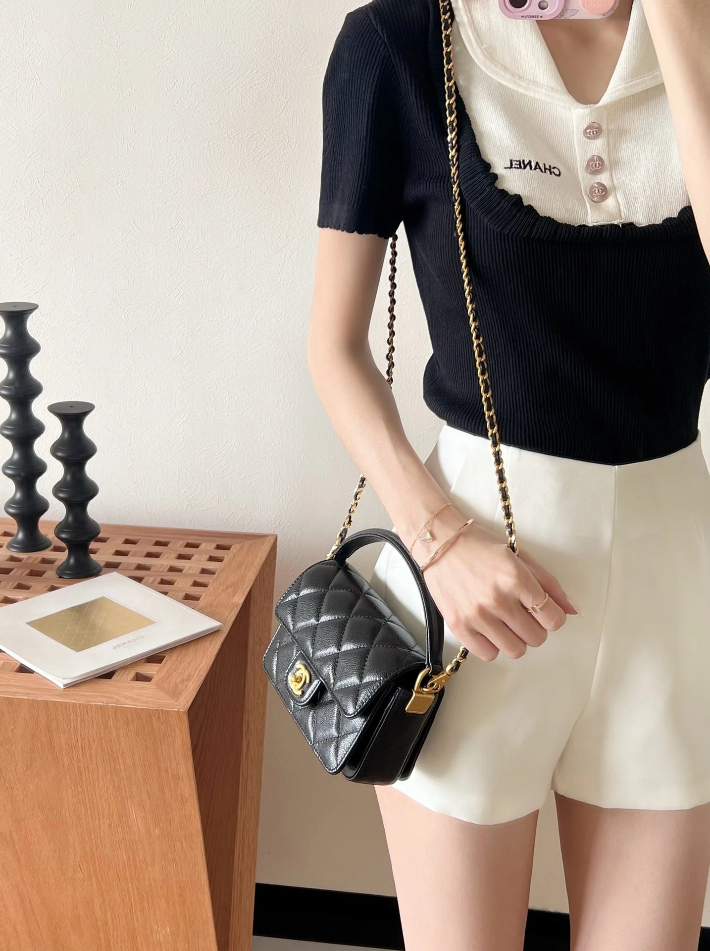 Мини-сумочка Chanel с клапаном и ручкой - черная