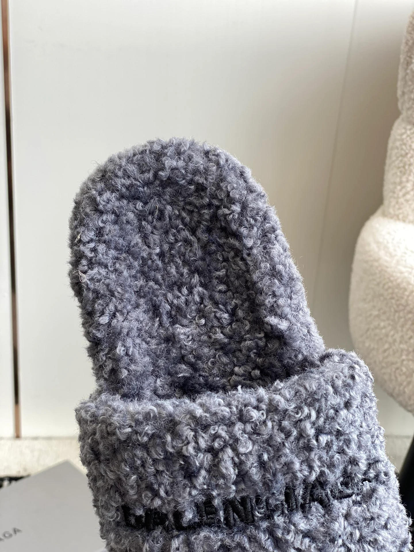 Новинка сезона осень/зима 2023 от Balenciaga - Меховые тапочки - Серые